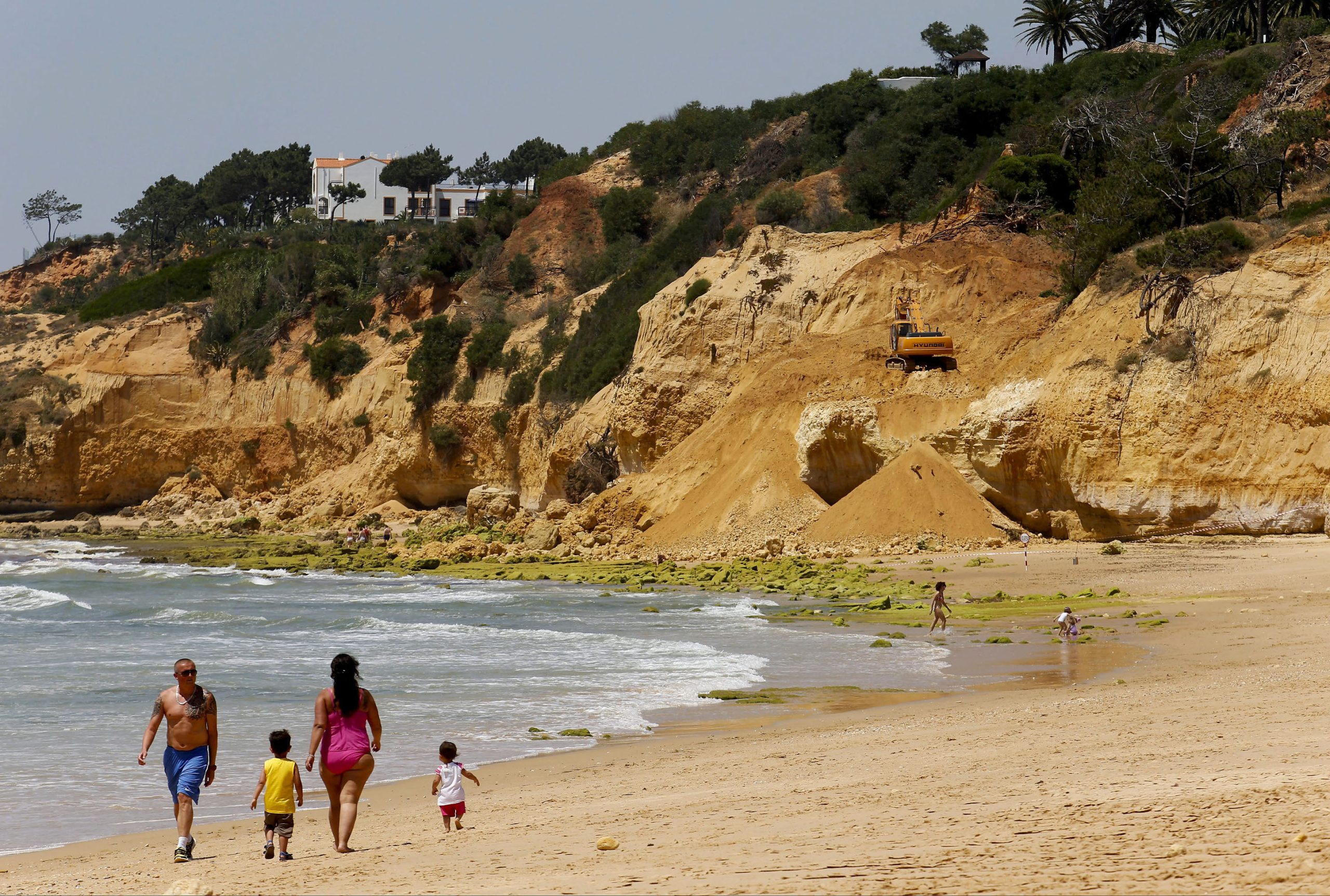 Praia do Camilo em Lagos interditada a banhos