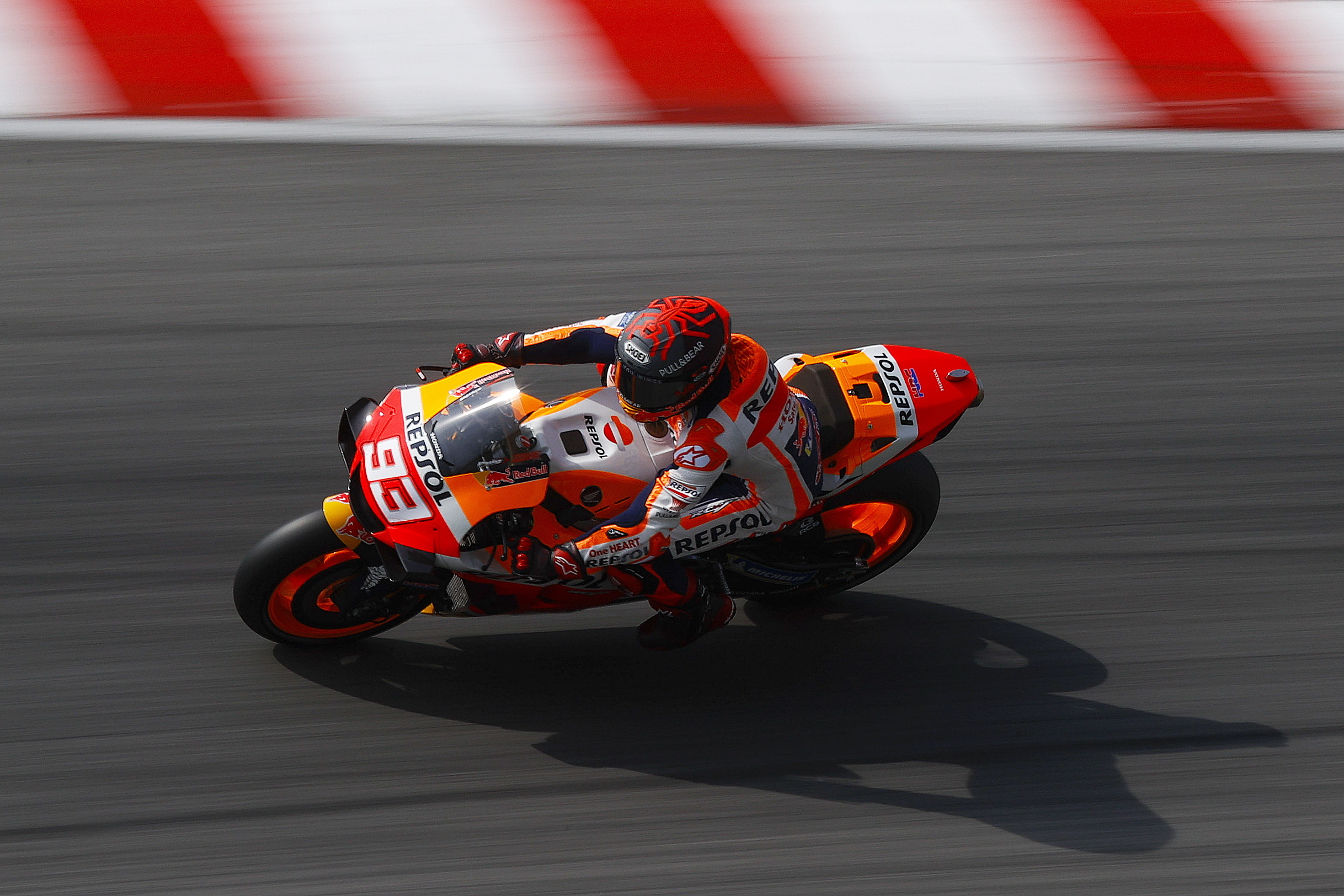 Campeão de MotoGP Marc Márquez renova contrato com a Honda até 2024