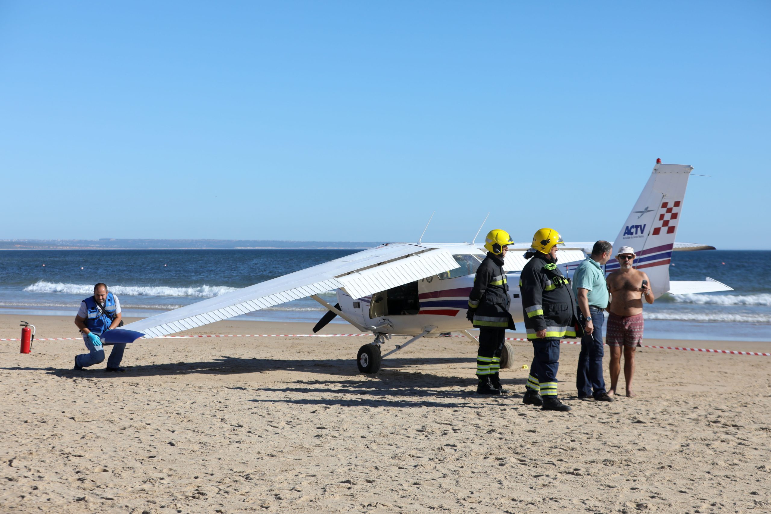 Dois banhistas mortos por avioneta que aterrou de emergência na praia de São João da Caparica