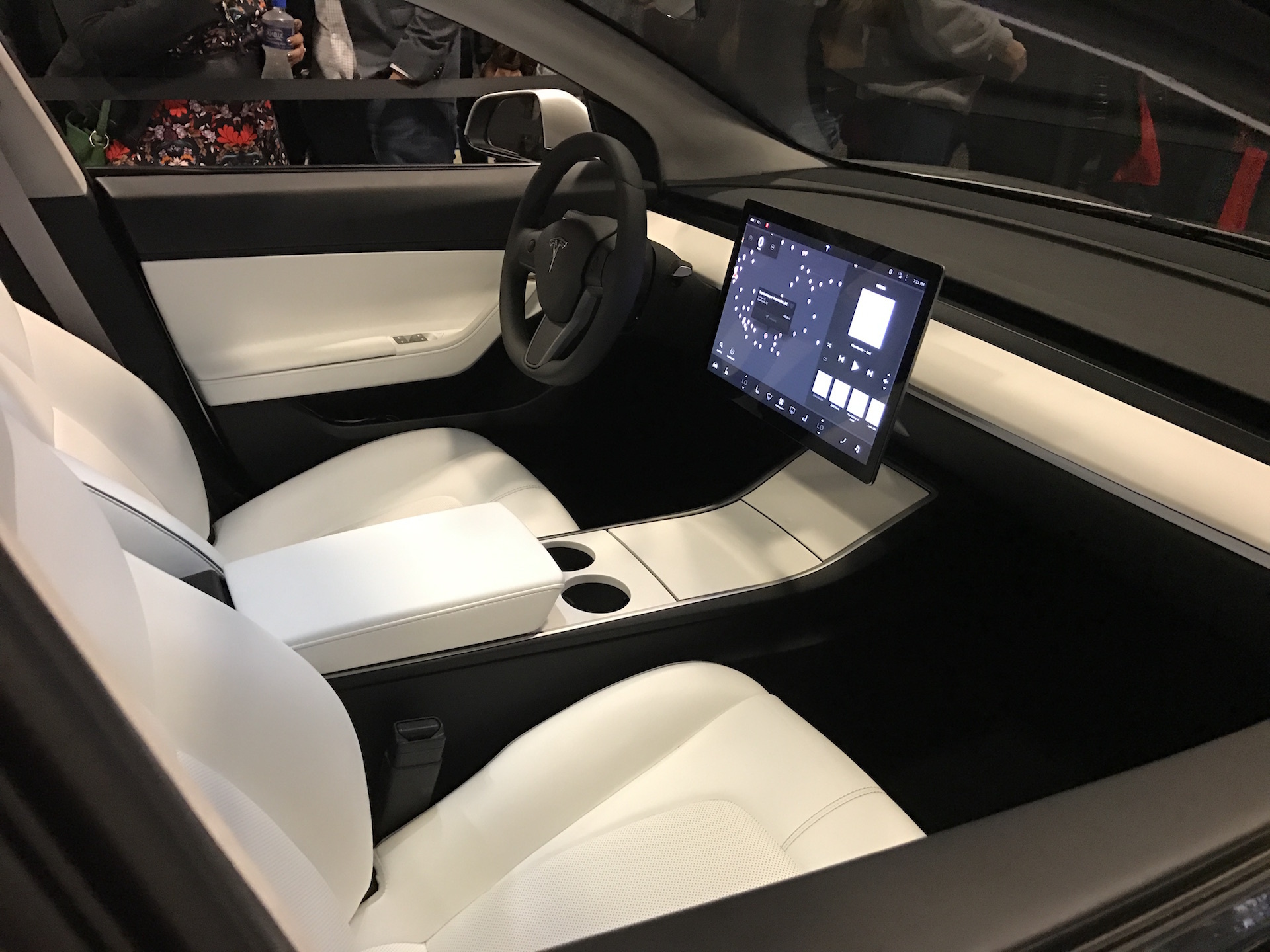 Model 3: O tecido que está a enfurecer os clientes da Tesla