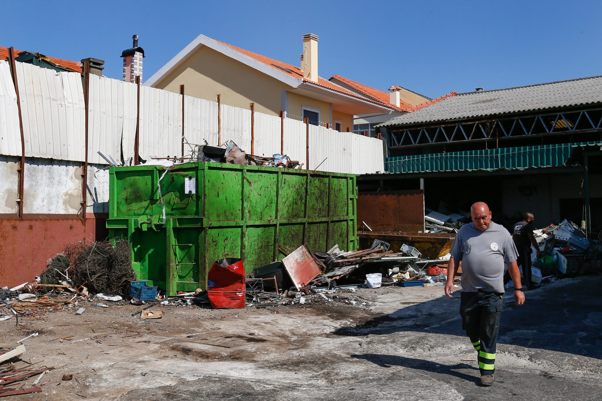 Bairro de Odivelas desespera com sucateira a céu aberto