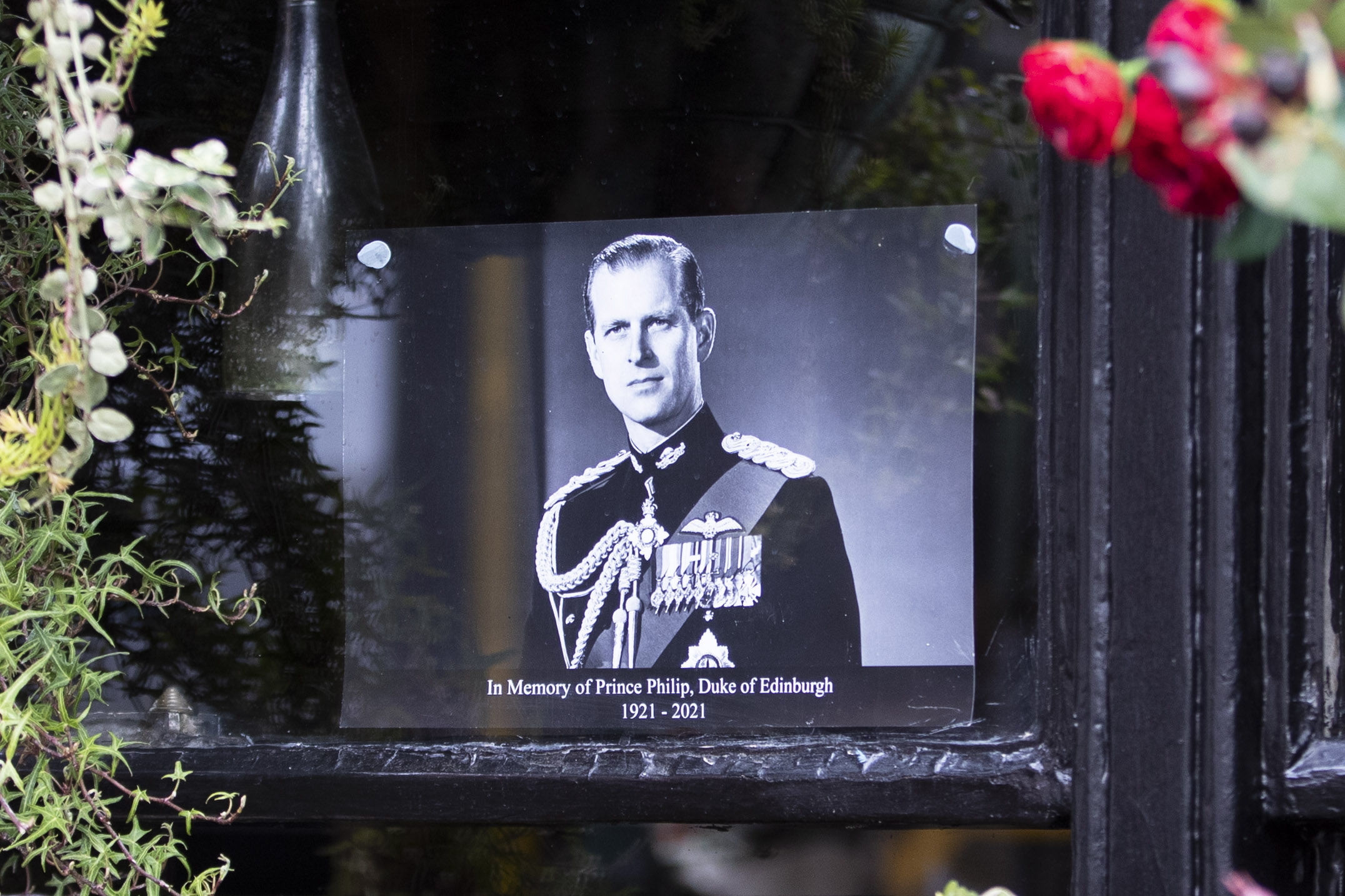 Uma cerimónia discreta mas com honras reais, seguindo os planos do duque de Edimburgo. Vai ser assim o funeral de Filipe