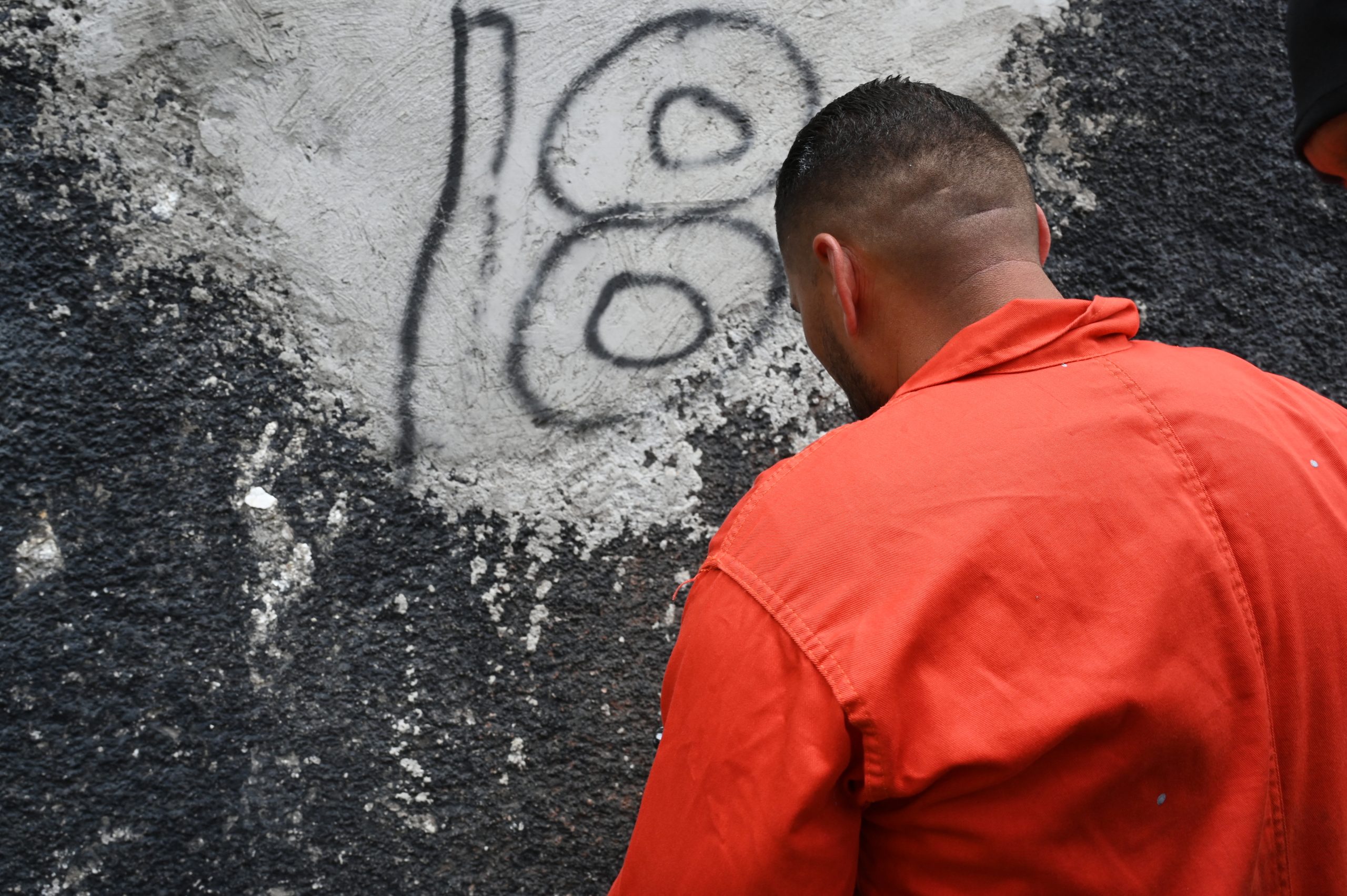Governo de Honduras coloca membros de gangues detidos para apagar pichagens