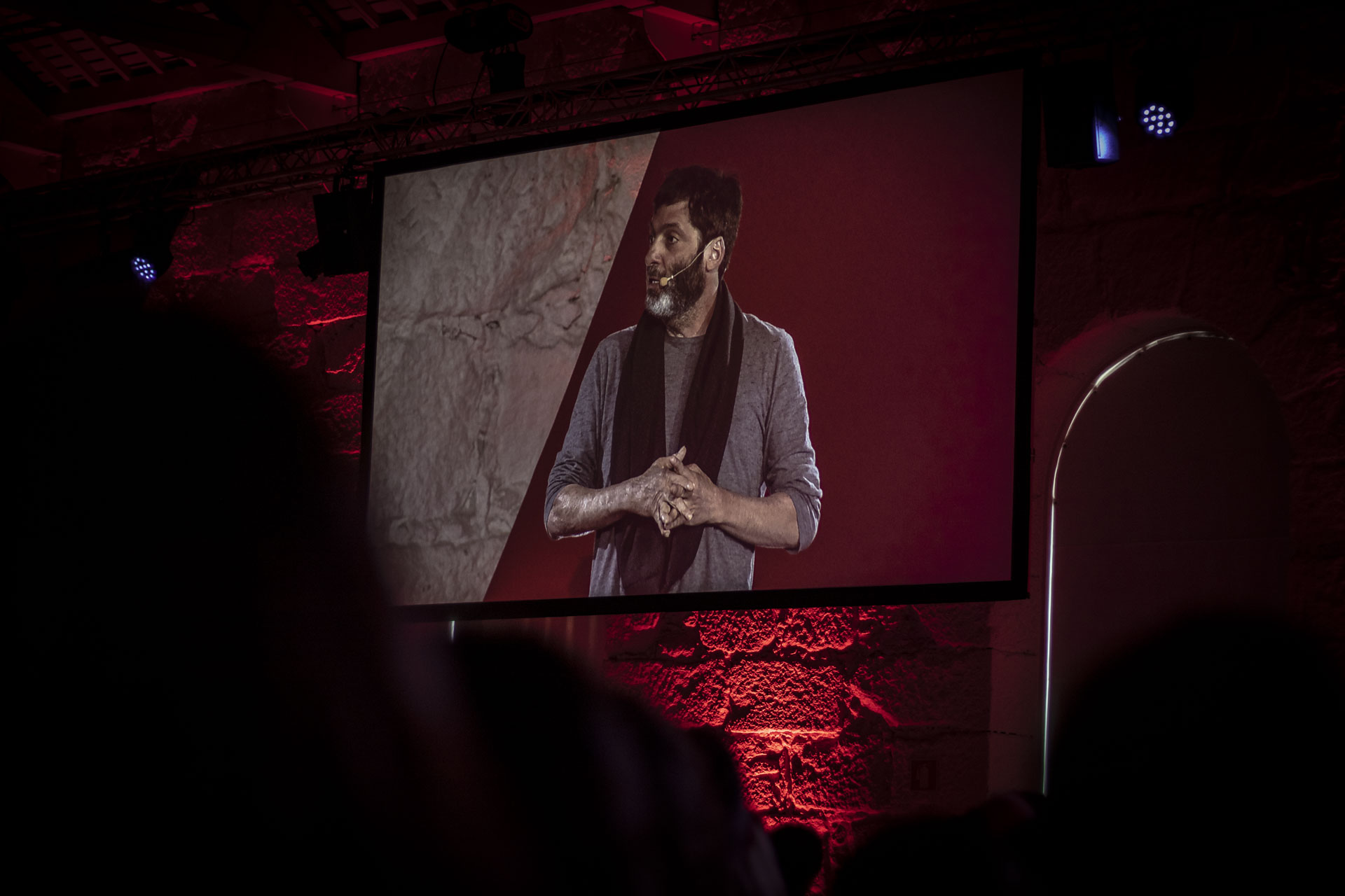 TEDxPorto. “Notamos mais nas pessoas que se estão a portar mal — e isso é parte da razão por que temos esta erosão na confiança”