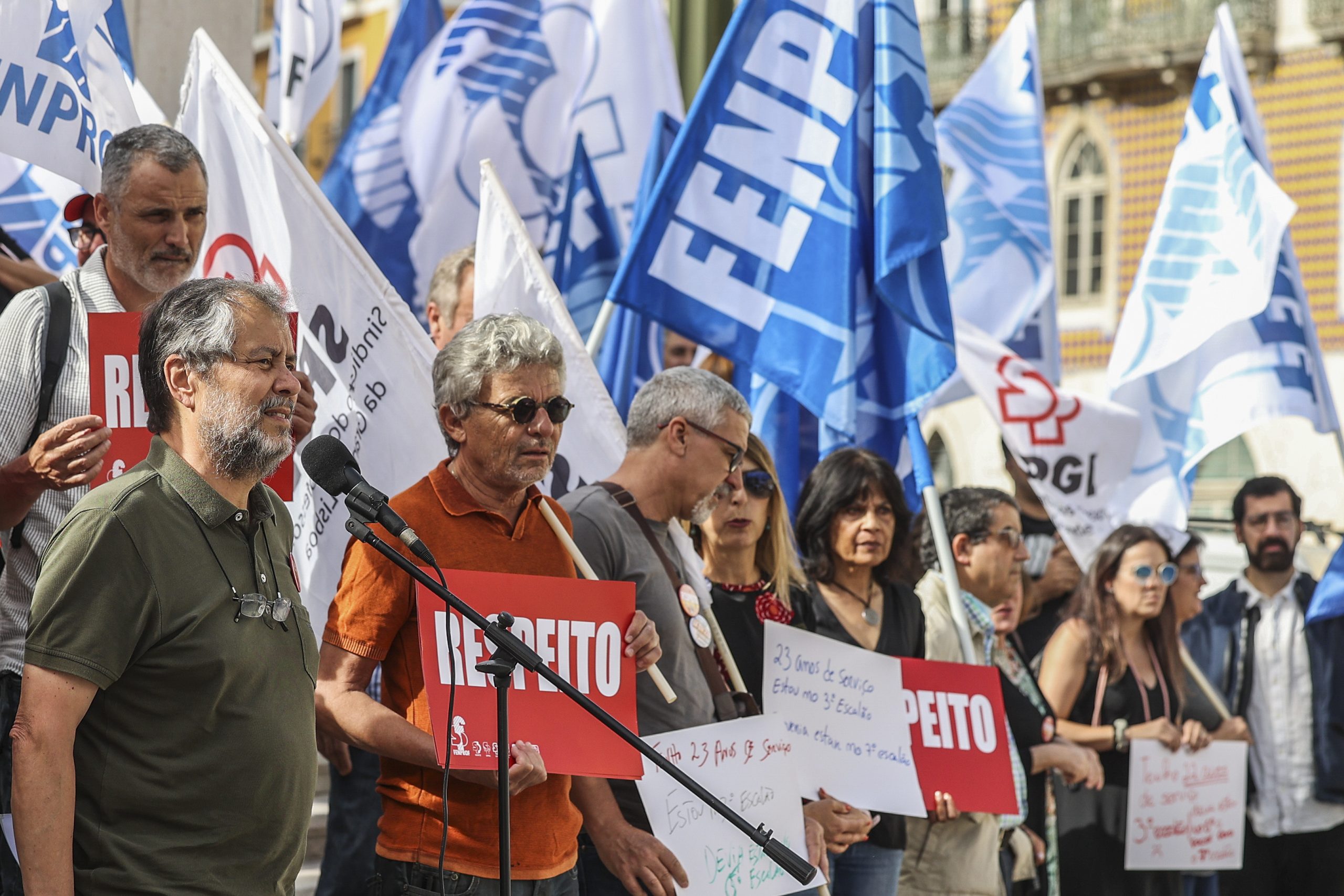 Docentes e educadores de todo o país em greve por melhores condições de trabalho