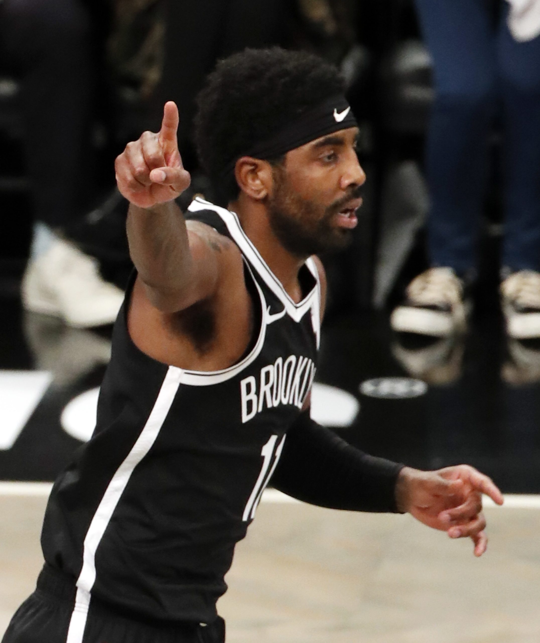 Kyrie Irving doa mais de 1 milhão de euros para ajudar jogadoras da WNBA
