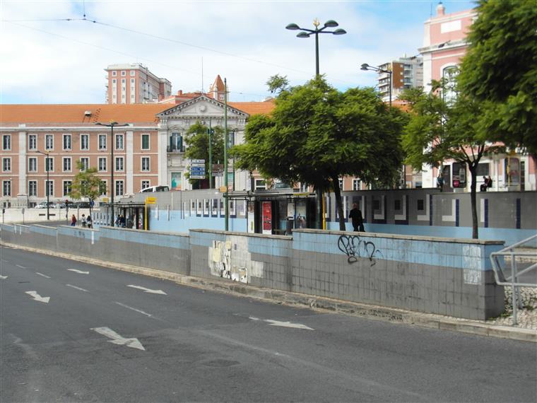Cidadãos lisboetas querem jardim no lugar do edifício conhecido como “mono do Rato”
