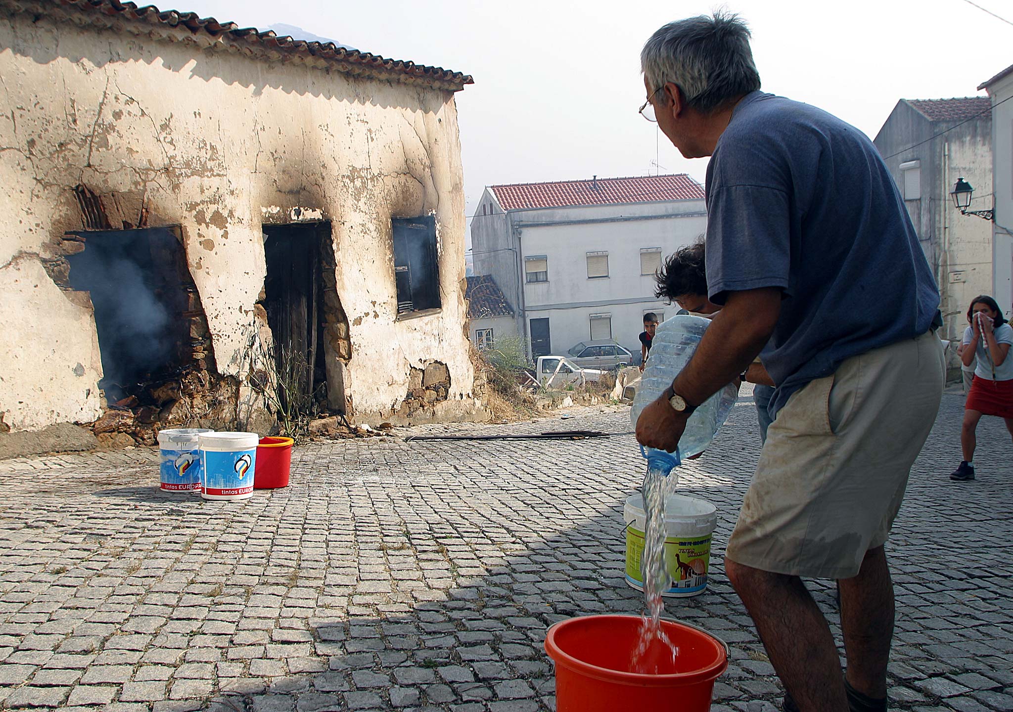 Sem a ajuda de bombeiros, valeu “o bailarico” de António numa aldeia de Mação
