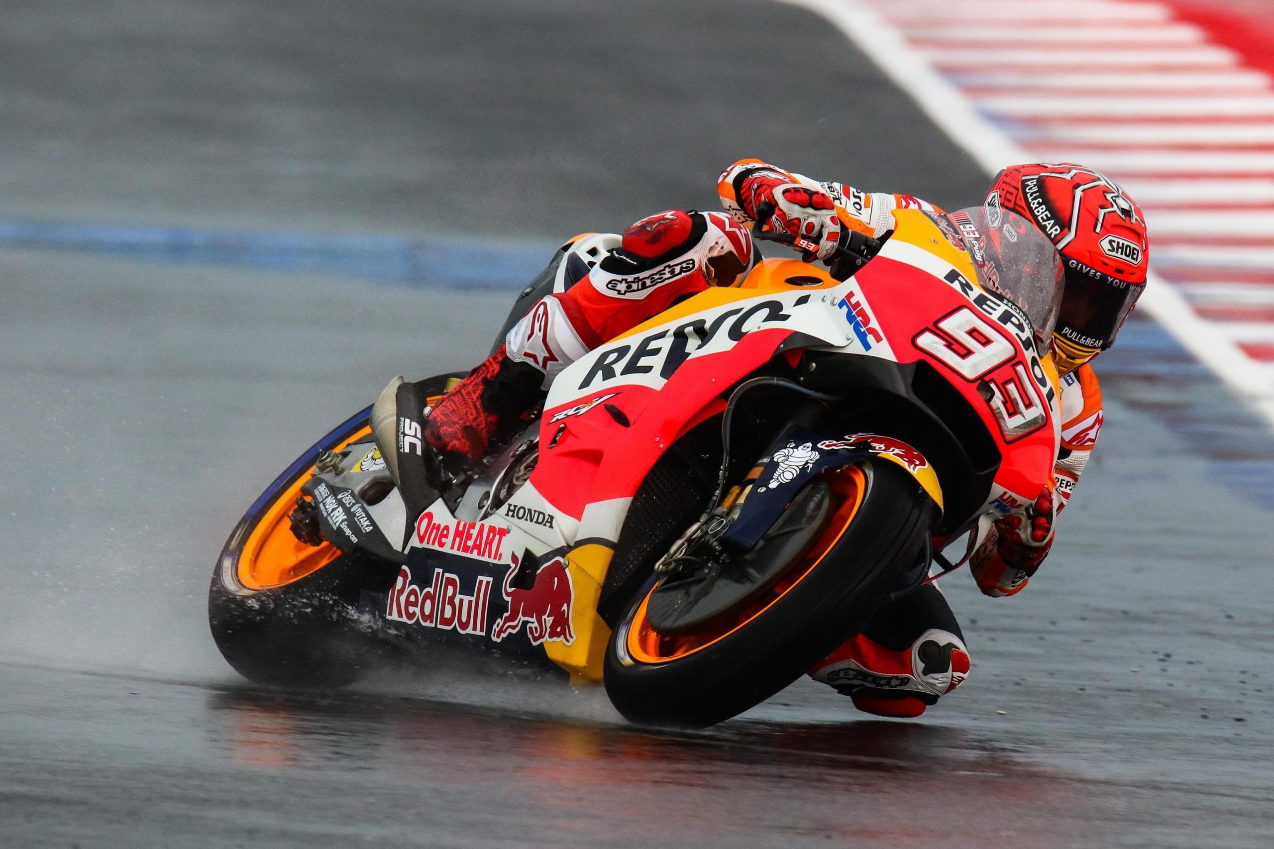 Marquez, tetracampeão mundial de MotoGP, renova com a Honda
