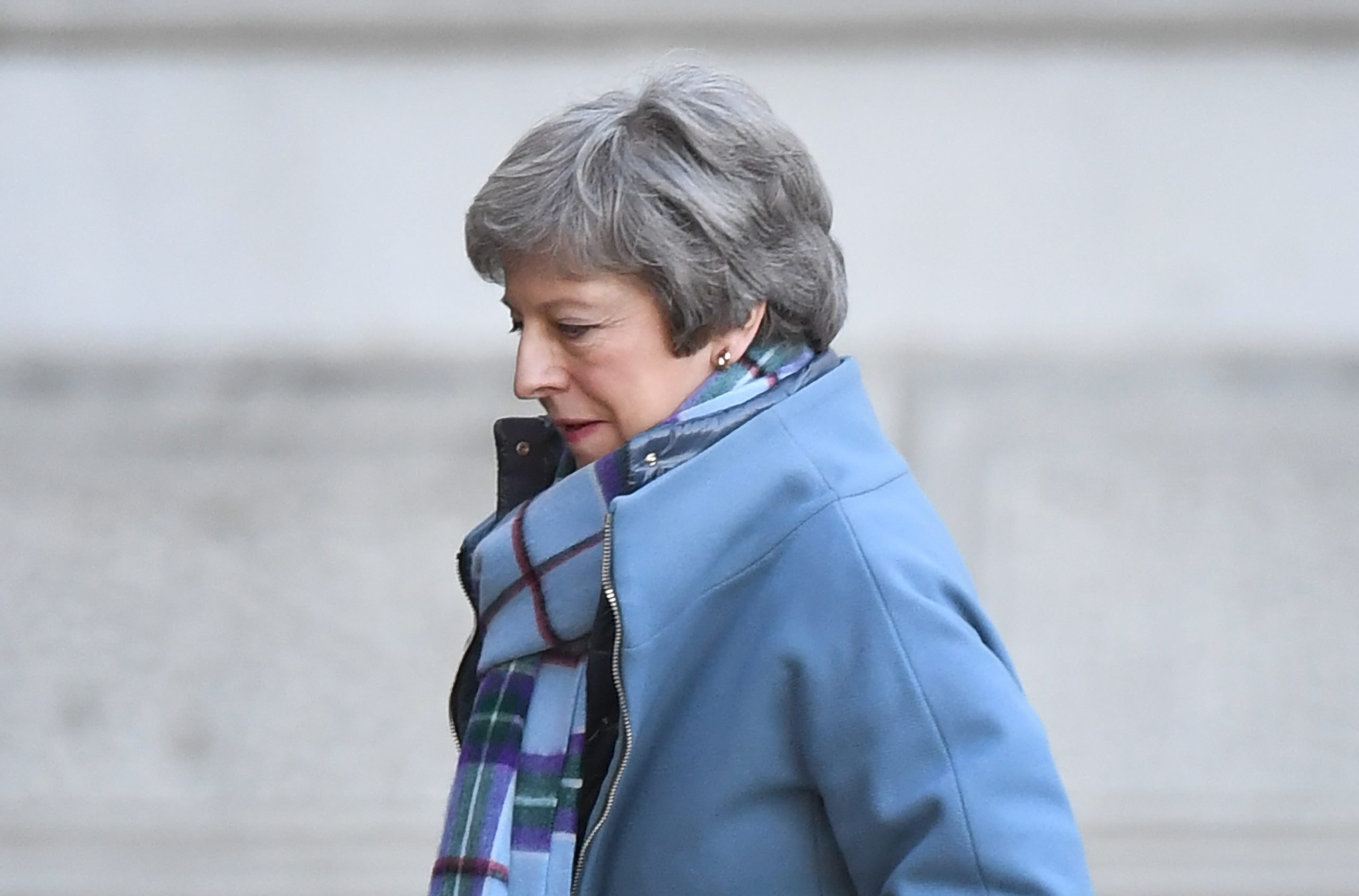 Theresa May vai à Irlanda do Norte reafirmar compromisso com fronteira aberta