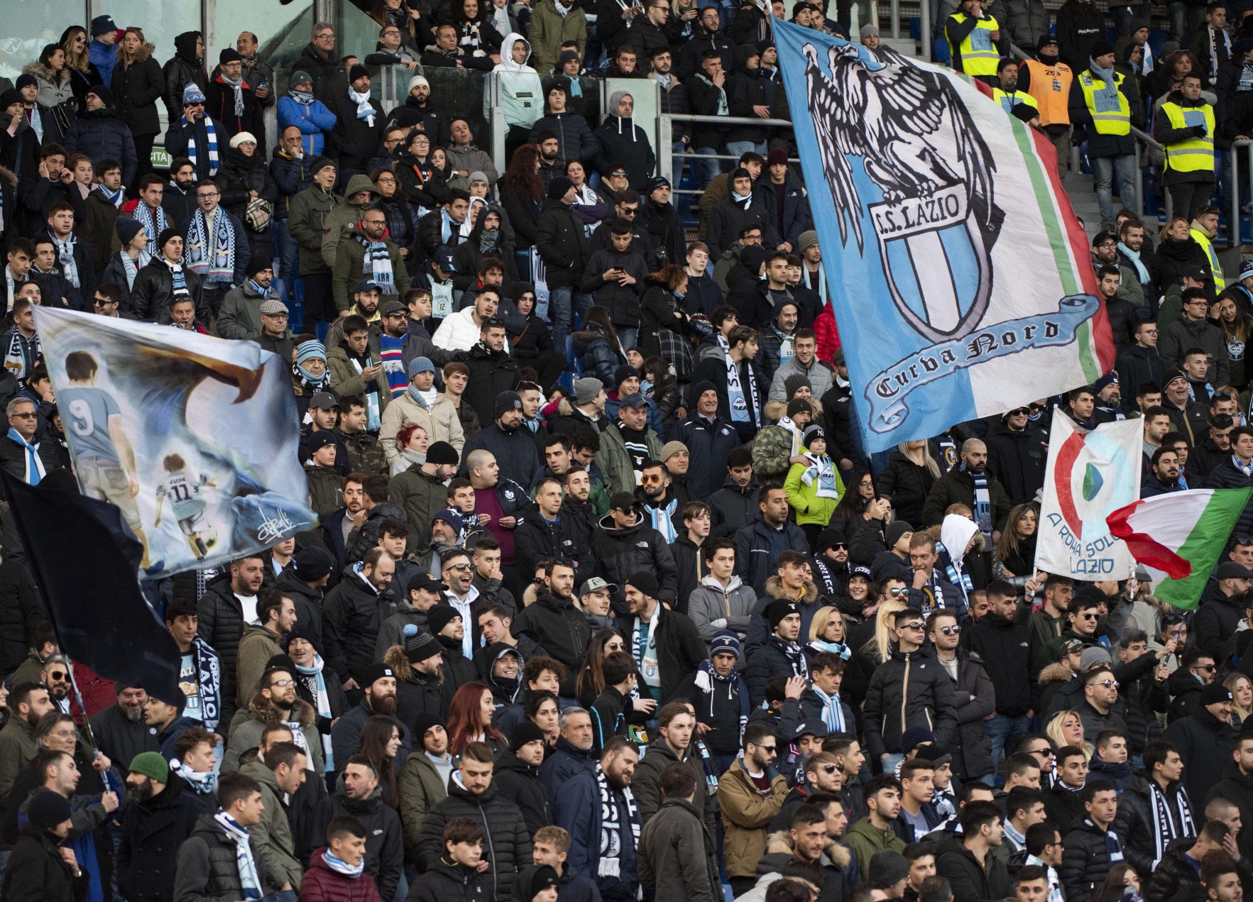 Adeptos da Lazio entoam cânticos racistas e antissemitas em jogo da Taça de Itália