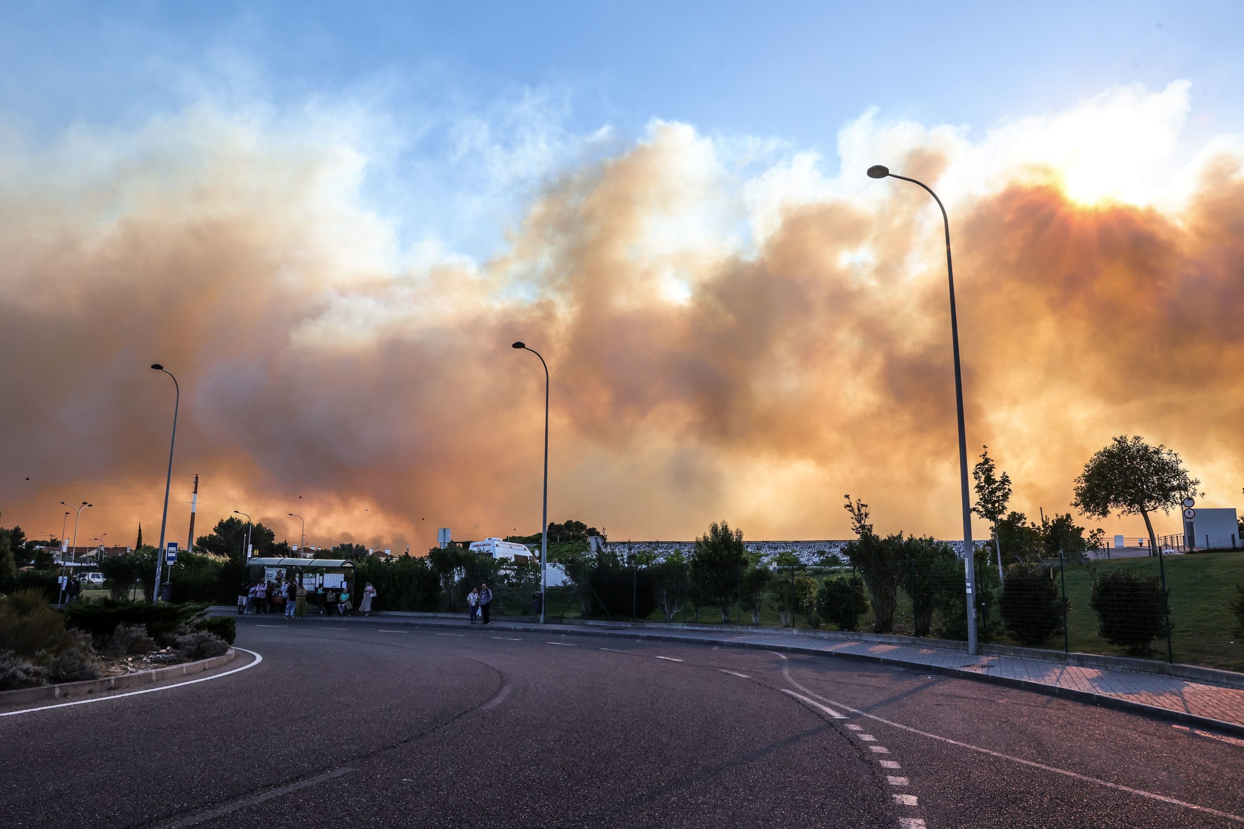 Proteção civil pede que se evitem estradas onde fogo lavrou em Cascais