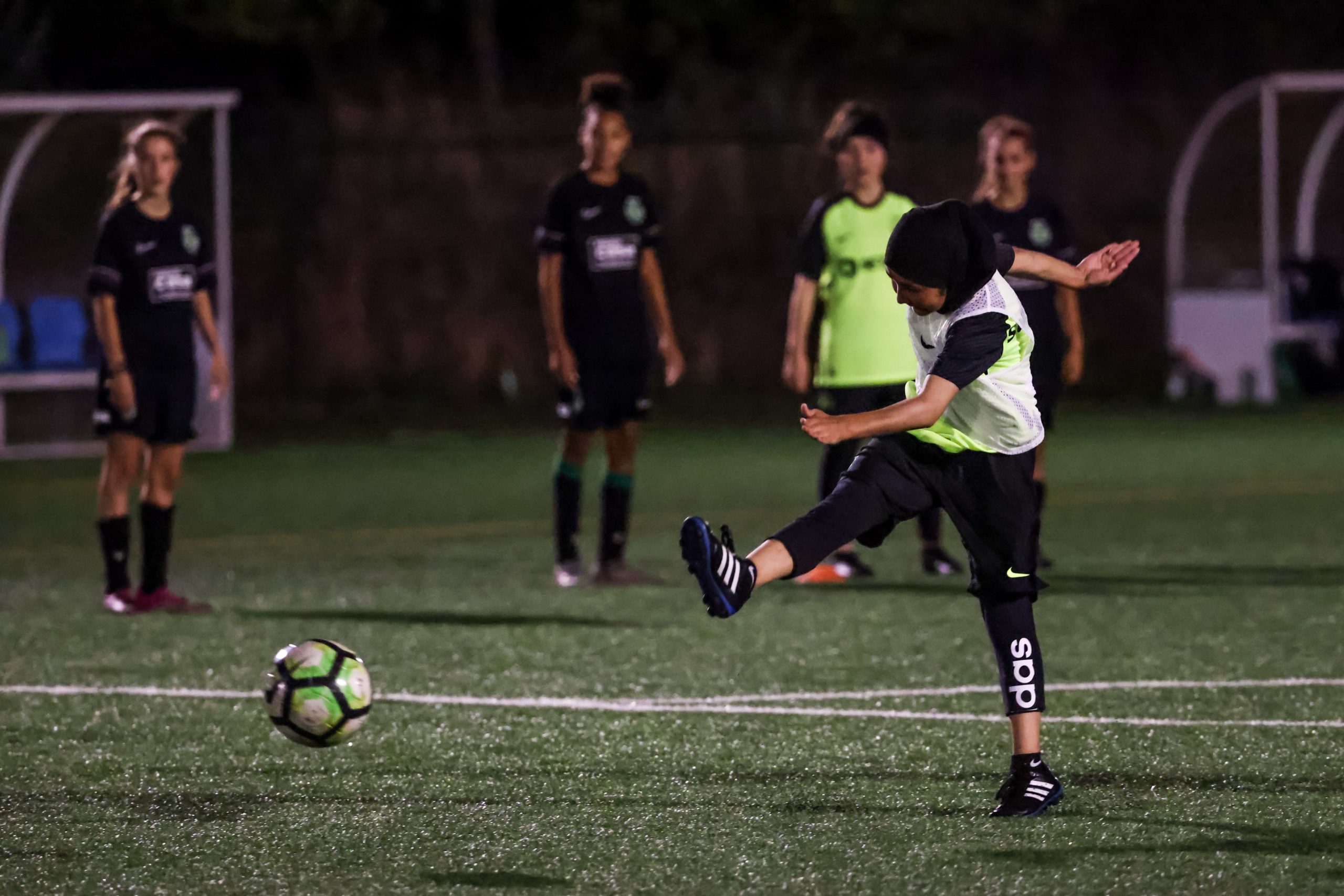 “Quando jogo futebol, sinto-me livre. Sinto-me uma rapariga normal como noutras partes do mundo”