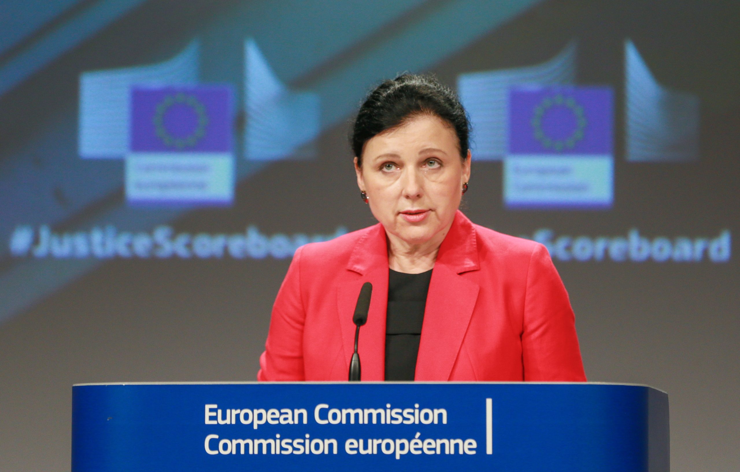 Comissária europeia diz que perdeu a “paciência” com Facebook e ameaça com sanções
