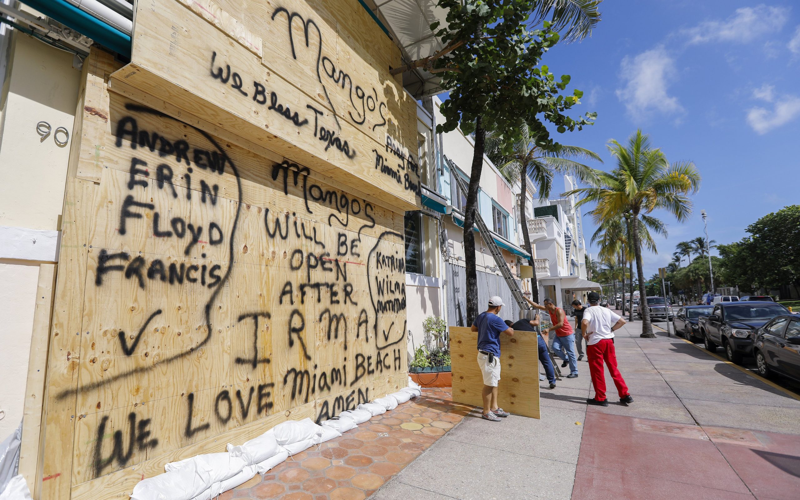 Irma: Cinco milhões de pessoas com ordem de retirada na Florida. Furacão toca na terra em Cuba com categoria máxima