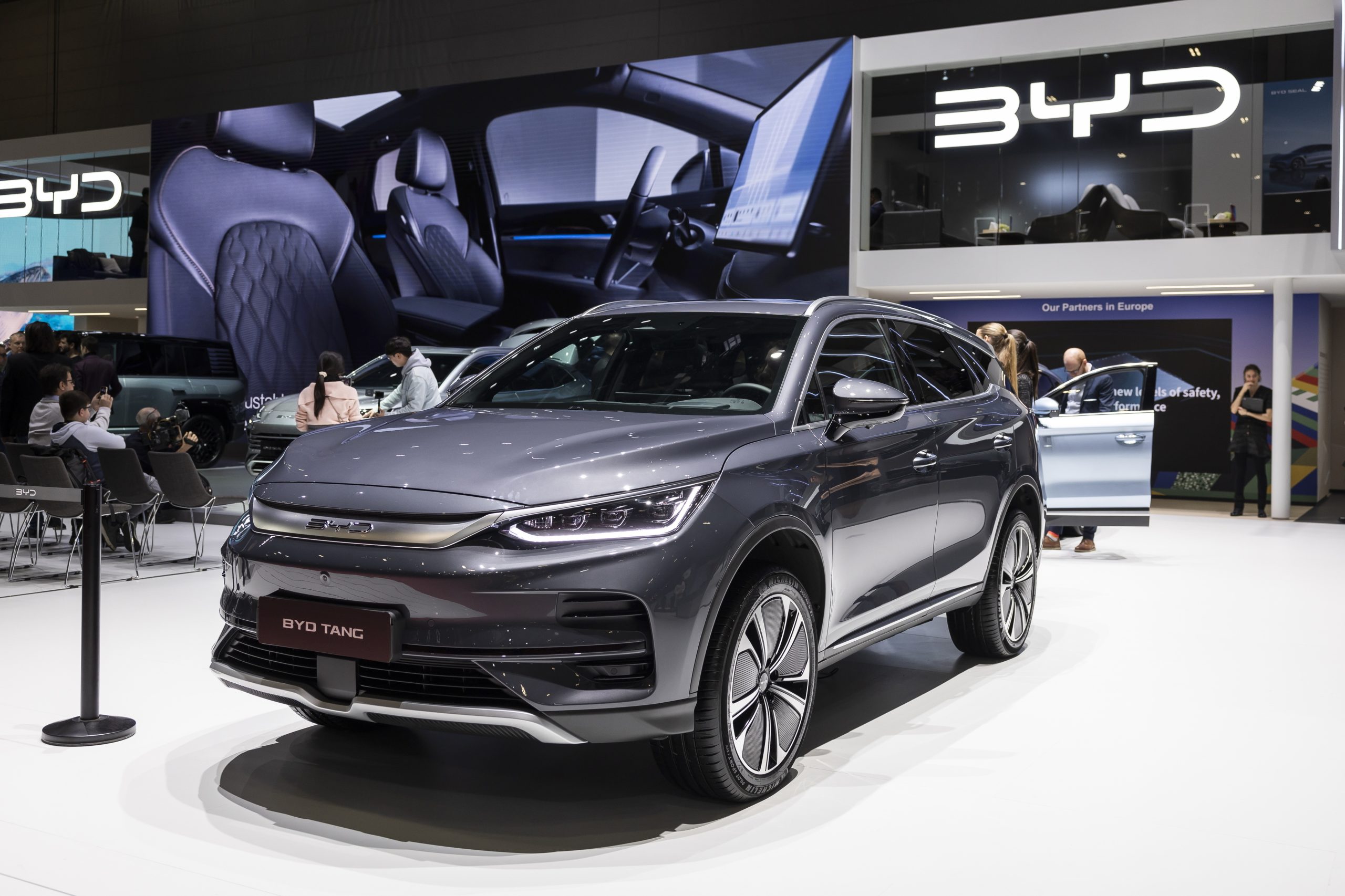 UE ameaça subir tarifas de importação de carros elétricos chineses  