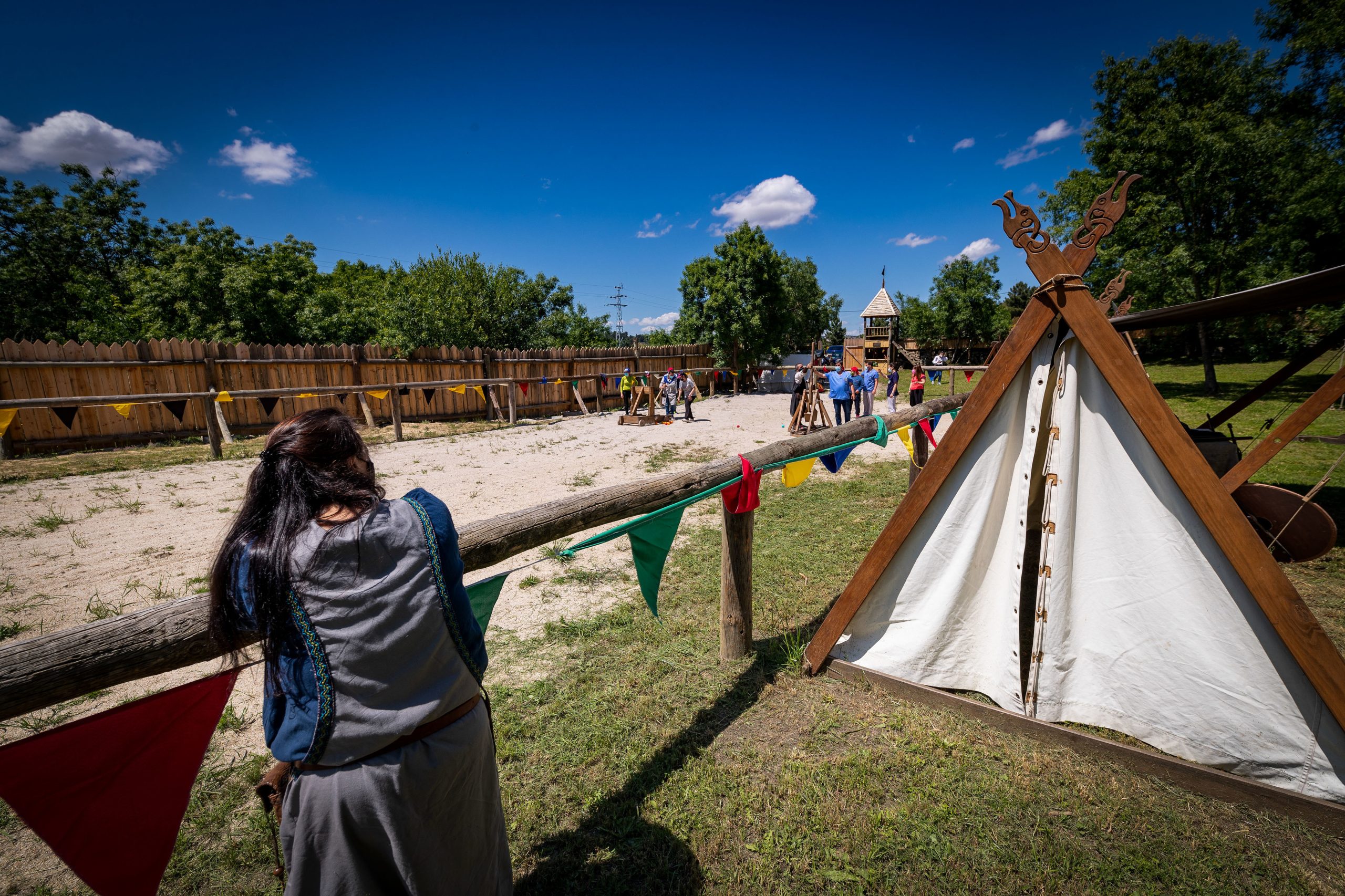 Sem feiras e sem trabalho, casal criou aldeia medieval em Valpaços