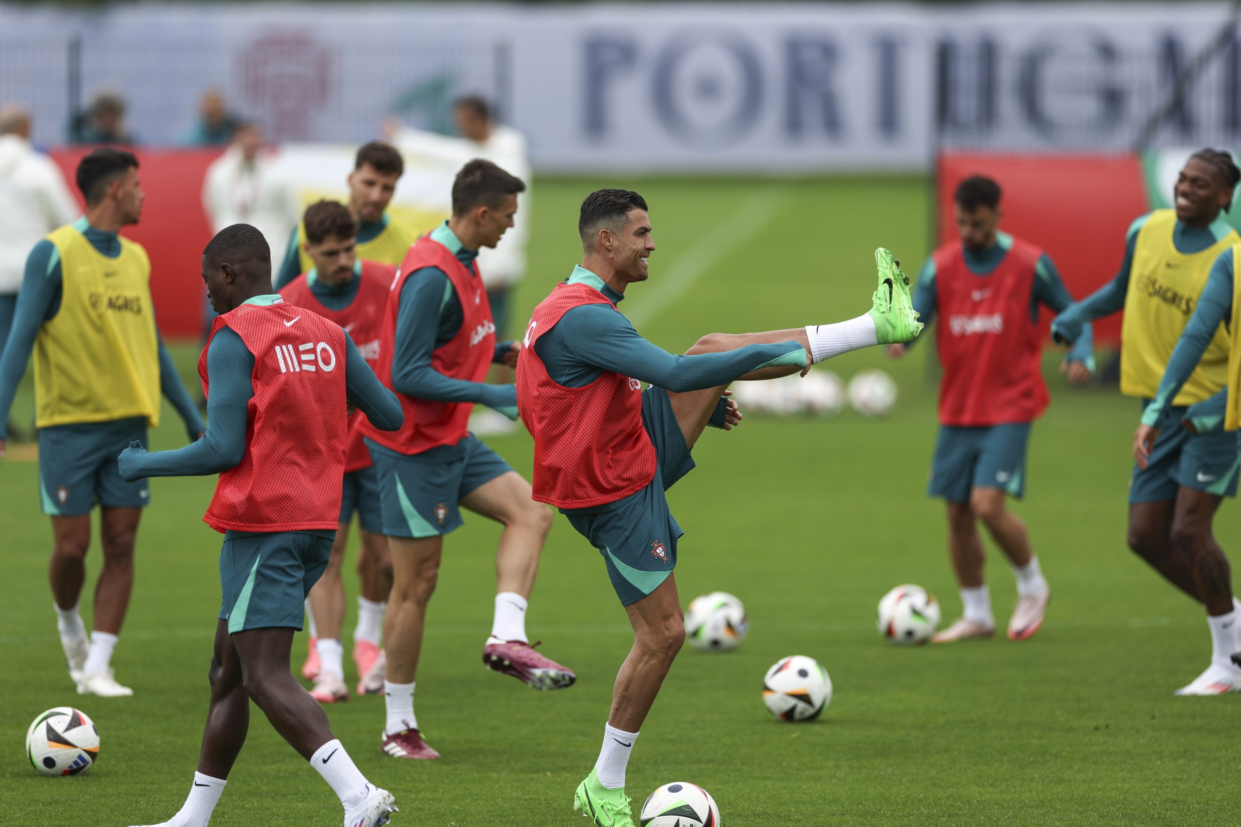Rosicky diz que a Chéquia vai enervar Portugal. “A pressão de ser favorito pode prejudicar Ronaldo e o resto da equipa”