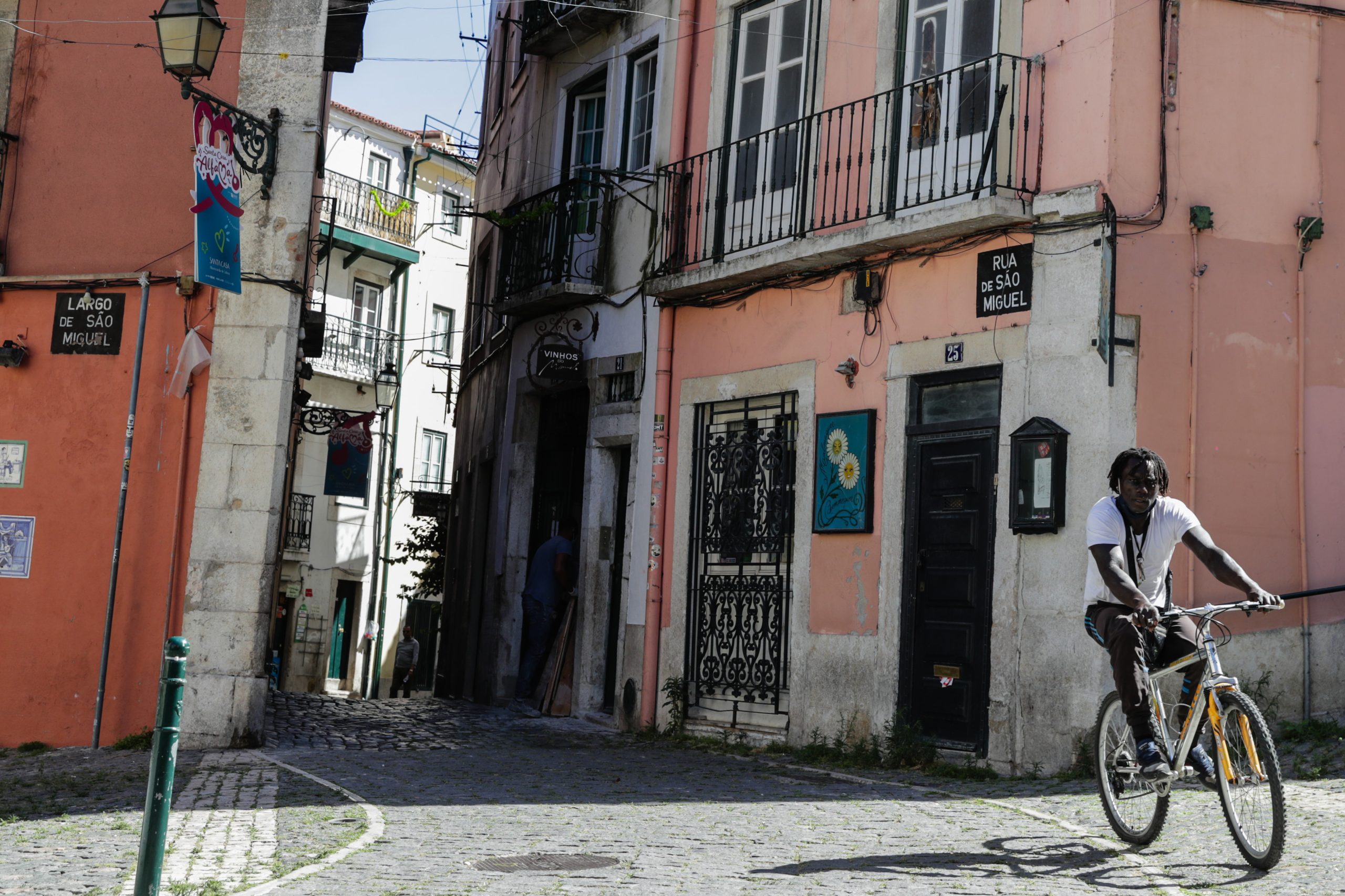 Bairro lisboeta de Alfama viveu “silêncio magoado” mas os sorrisos voltam à rua este ano
