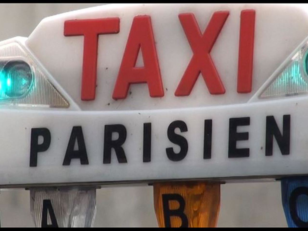 Viagens, taxis e restaurantes. Os portugueses que estão a reinventar negócios em França