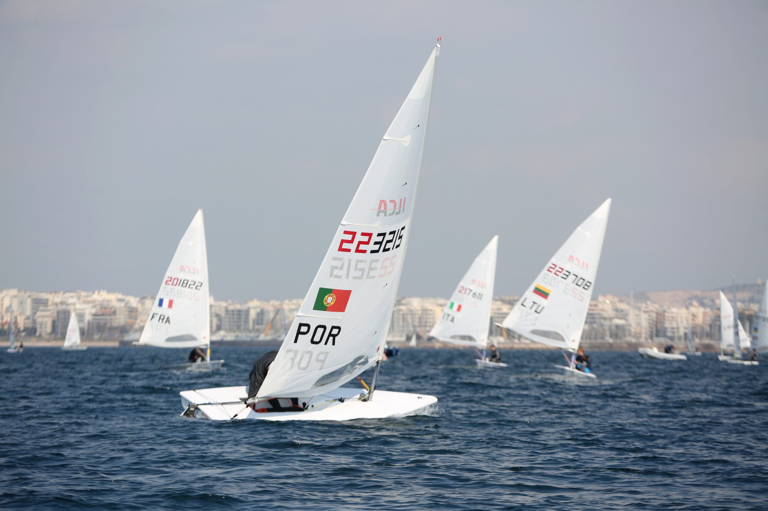 Paris2024: Eduardo Marques vence sexta regata e sobe a nono em ILCA 7