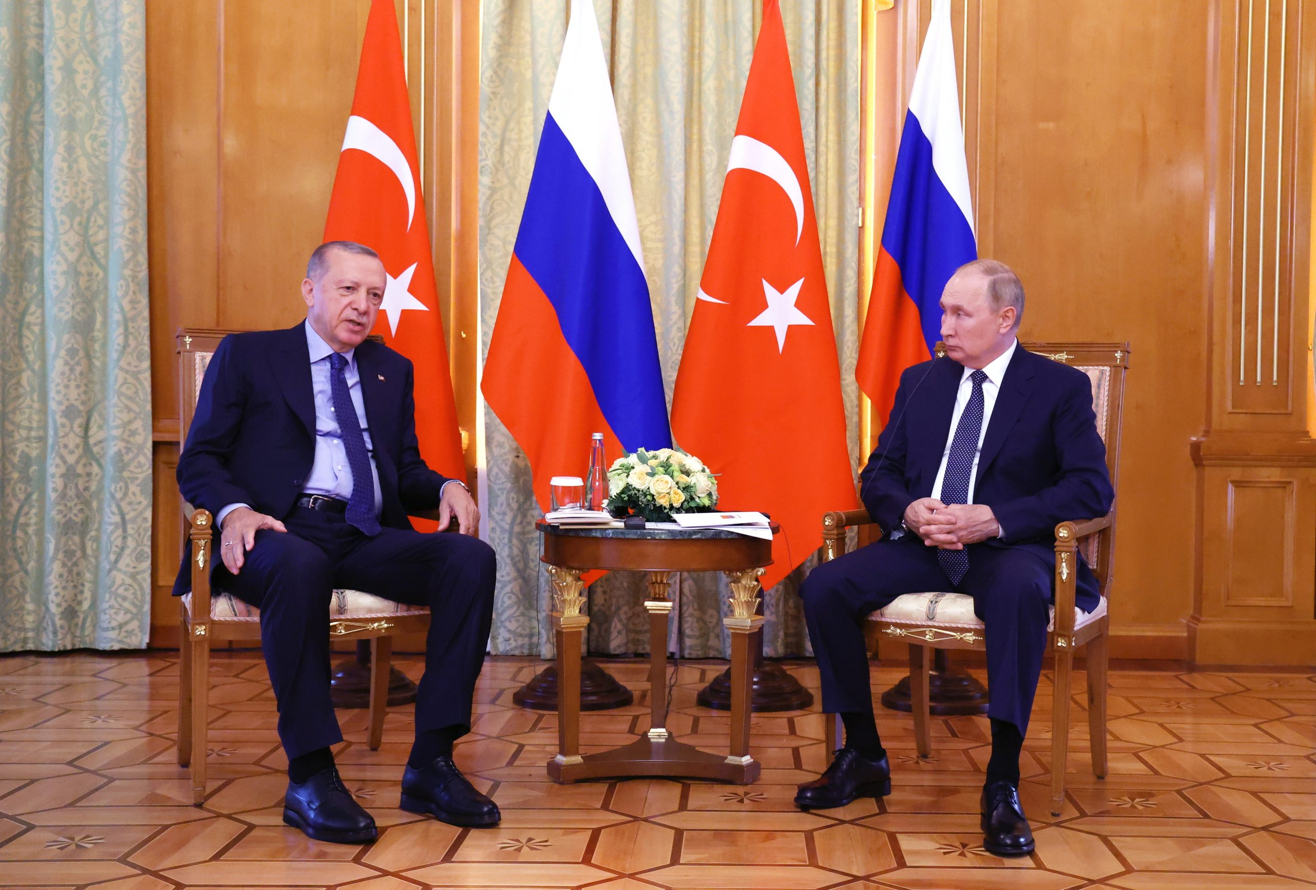 Turquia pede cessar-fogo à Rússia em vésperas de encontro de Erdogan com Putin