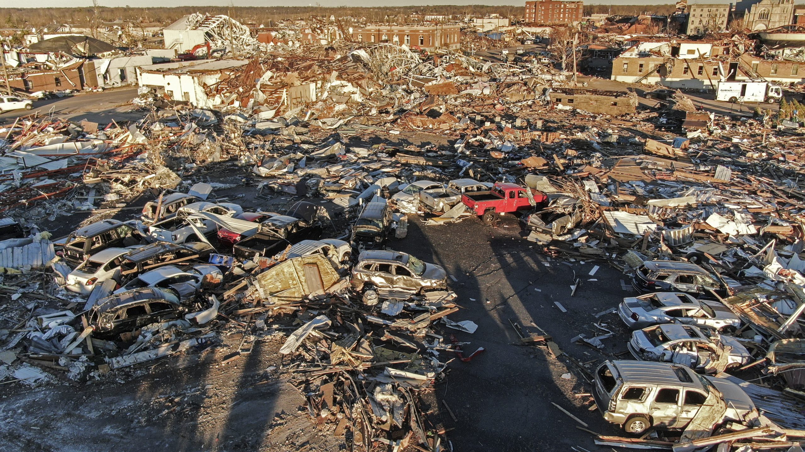 EUA: Continua a busca desesperada por sobreviventes no Kentucky após a devastação dos tornados