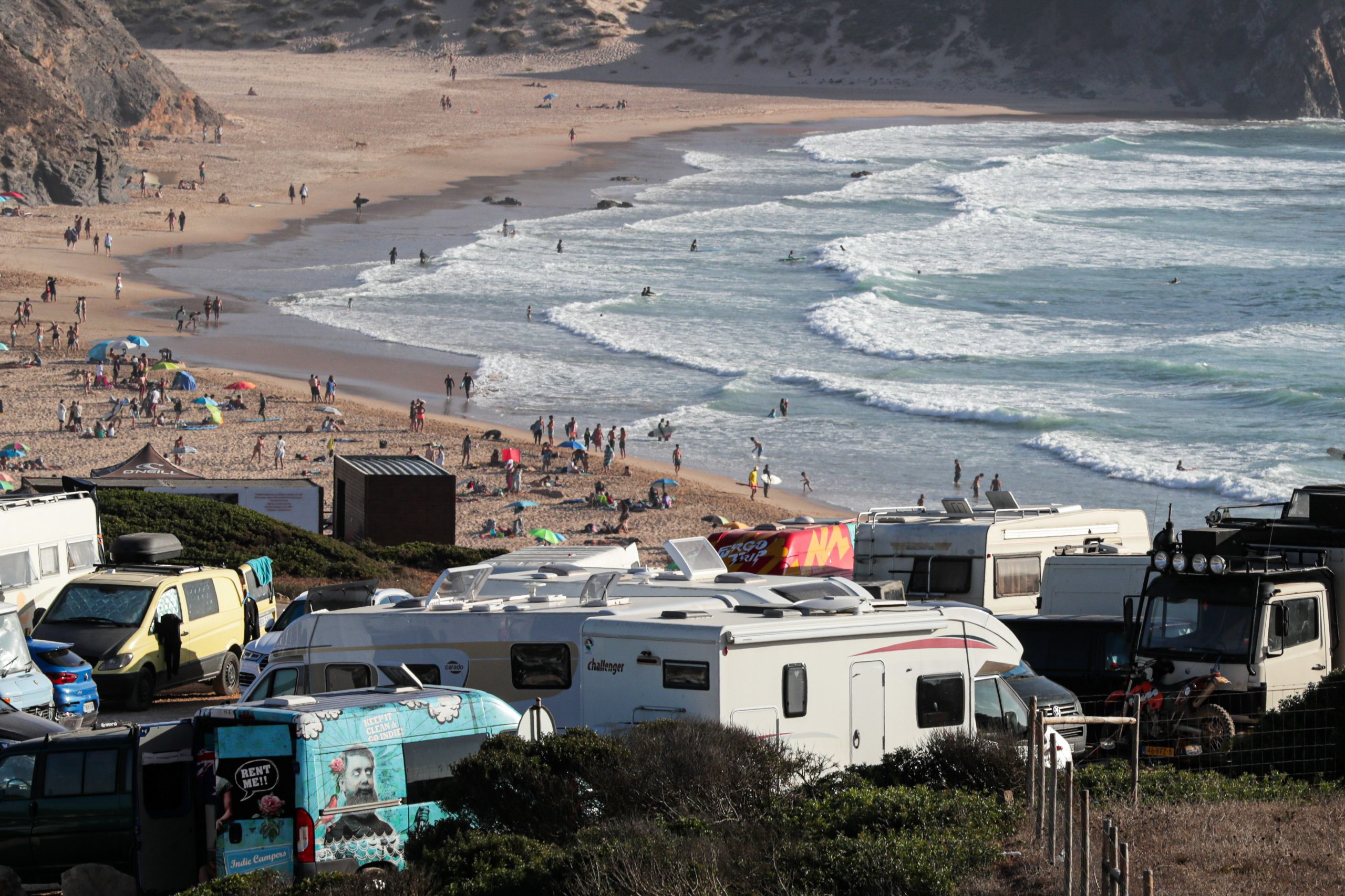 Jovem desaparecido na praia das Furnas em Vila do Bispo após dificuldades no mar