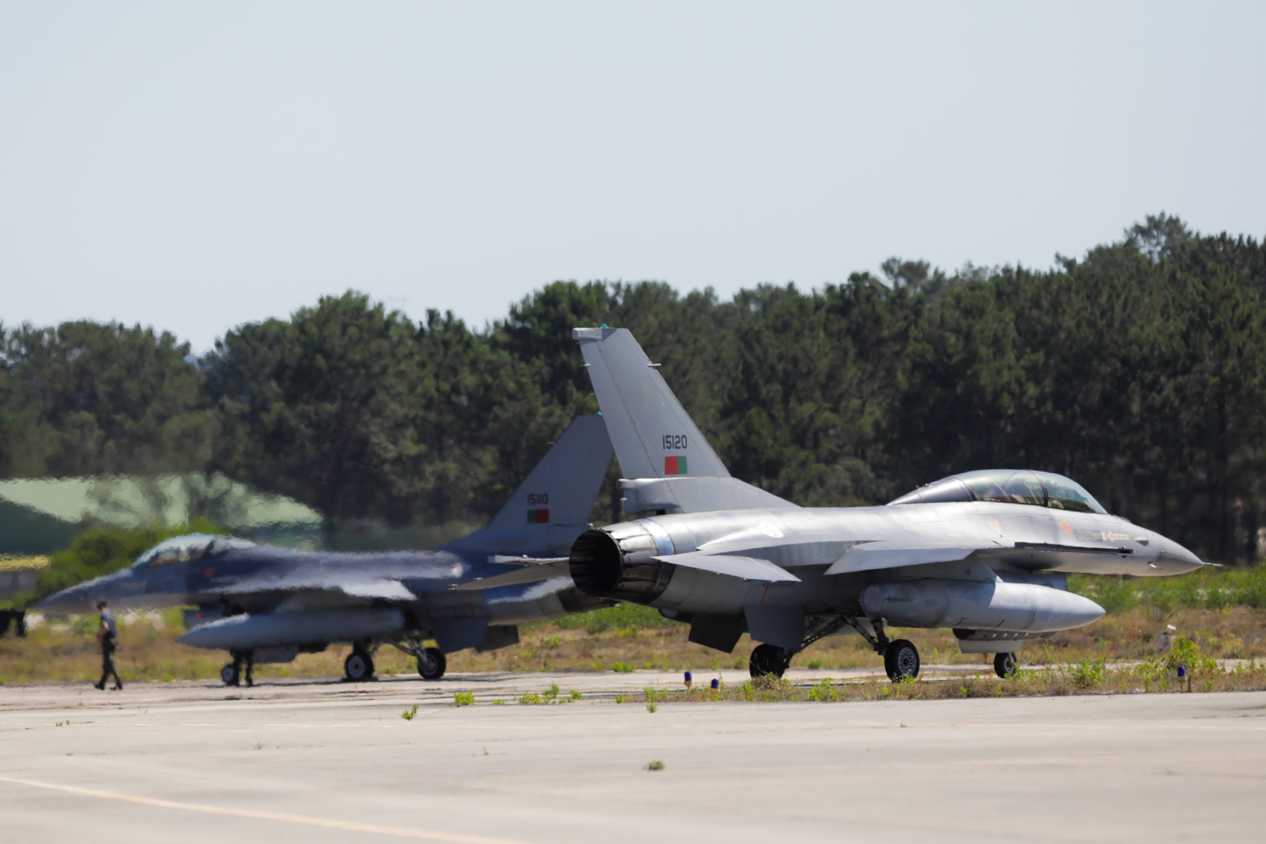 Atenção aos céus: caças F-16 da Força Aérea vão sobrevoar Portugal continental no tradicional voo de Natal