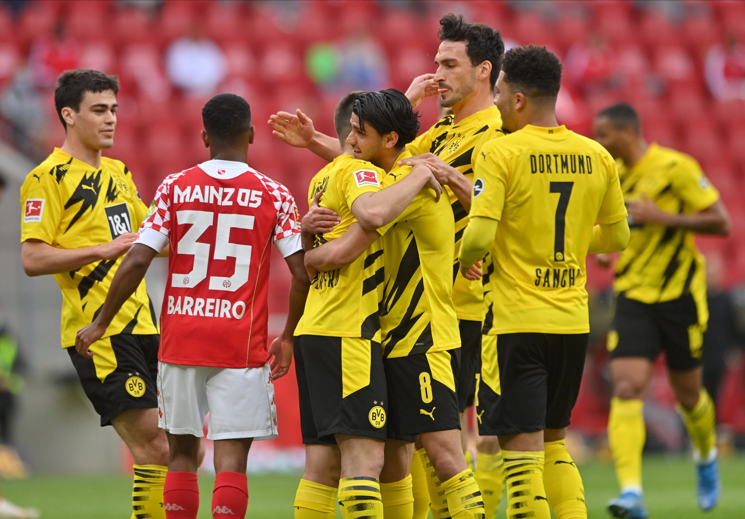 Raphaël Guerreiro marca e Borussia Dortmund confirma Liga dos Campeões