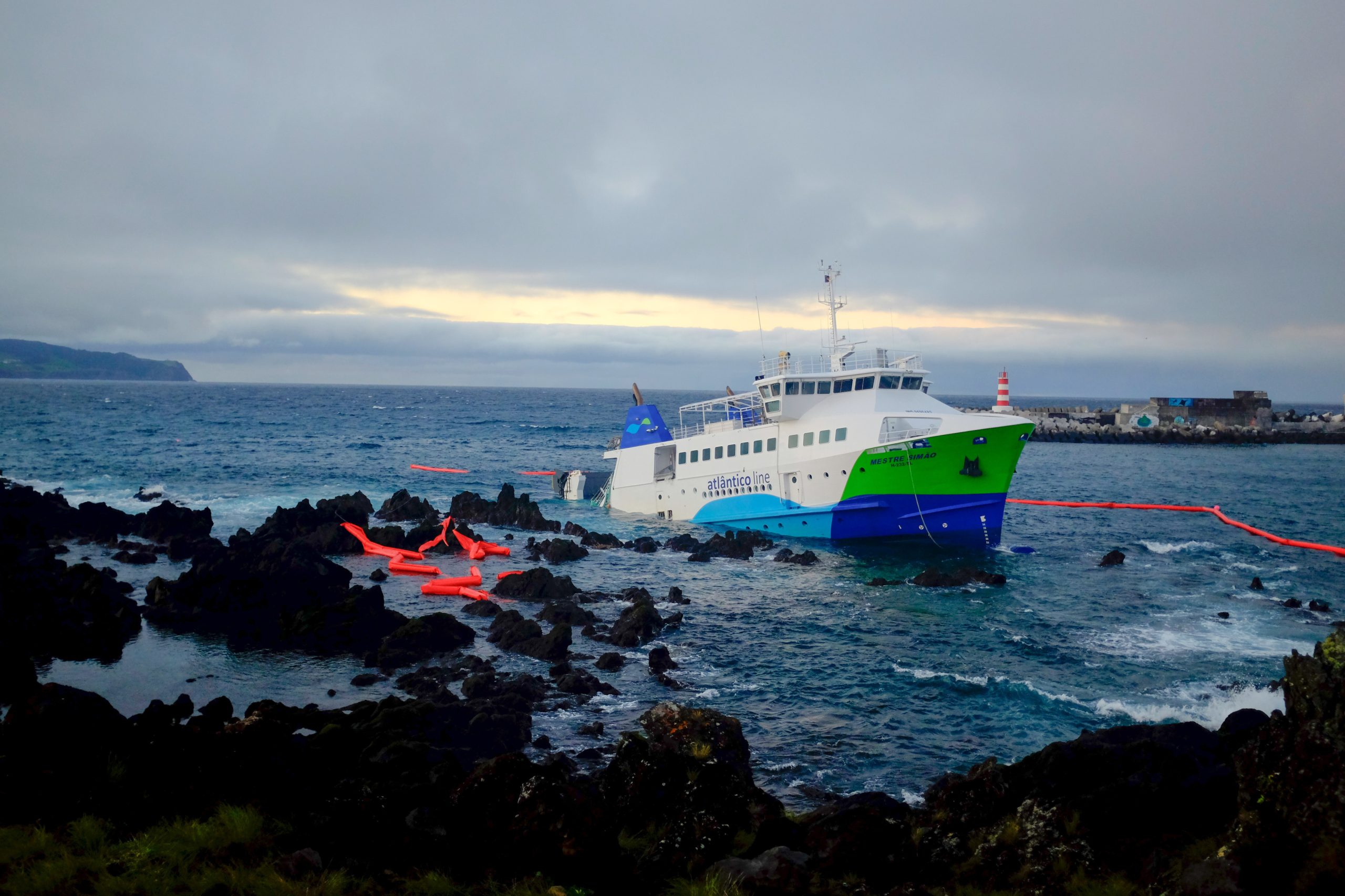 Navio Mestre Simão “não deveria ter operado” na Madalena com mau tempo