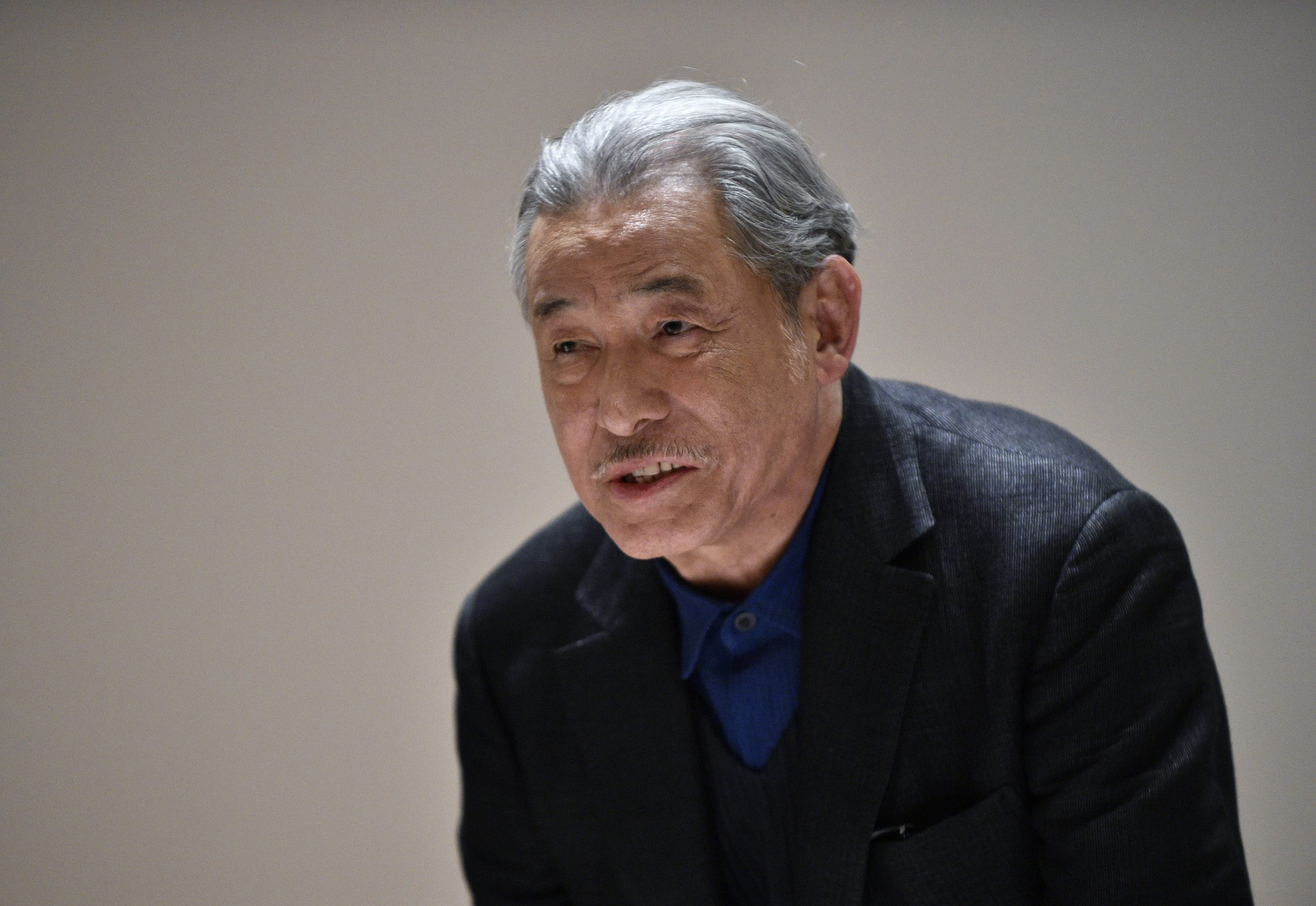 Recorda-se da icónica gola alta de Steve Jobs? Faleceu o seu criador, Issey Miyake, aos 84 anos