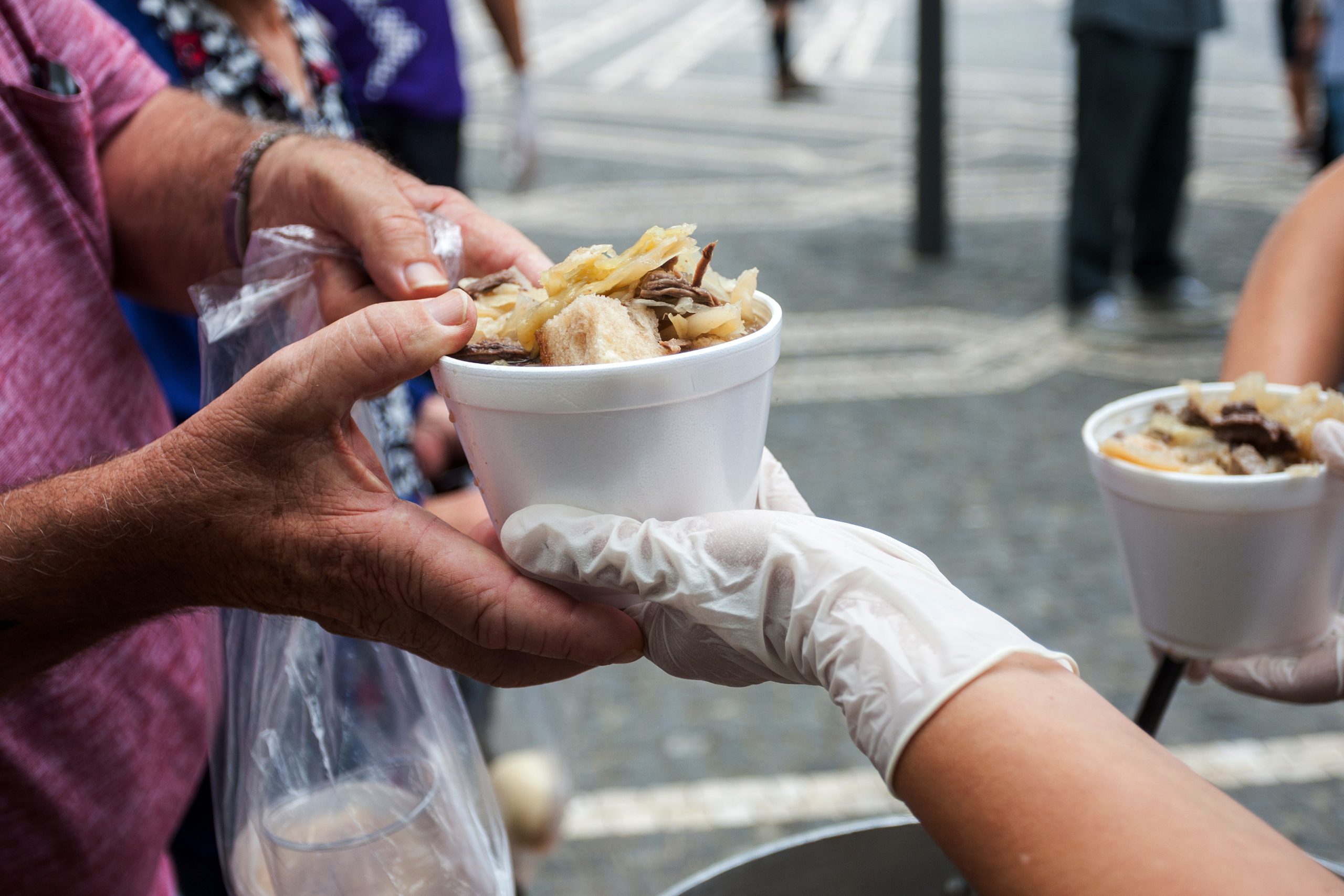 2 500 quilos de carne, 500 pães de grande dimensão e 600 repolhos. Sopas do Espírito Santo dos Açores, não há quem lhes resista