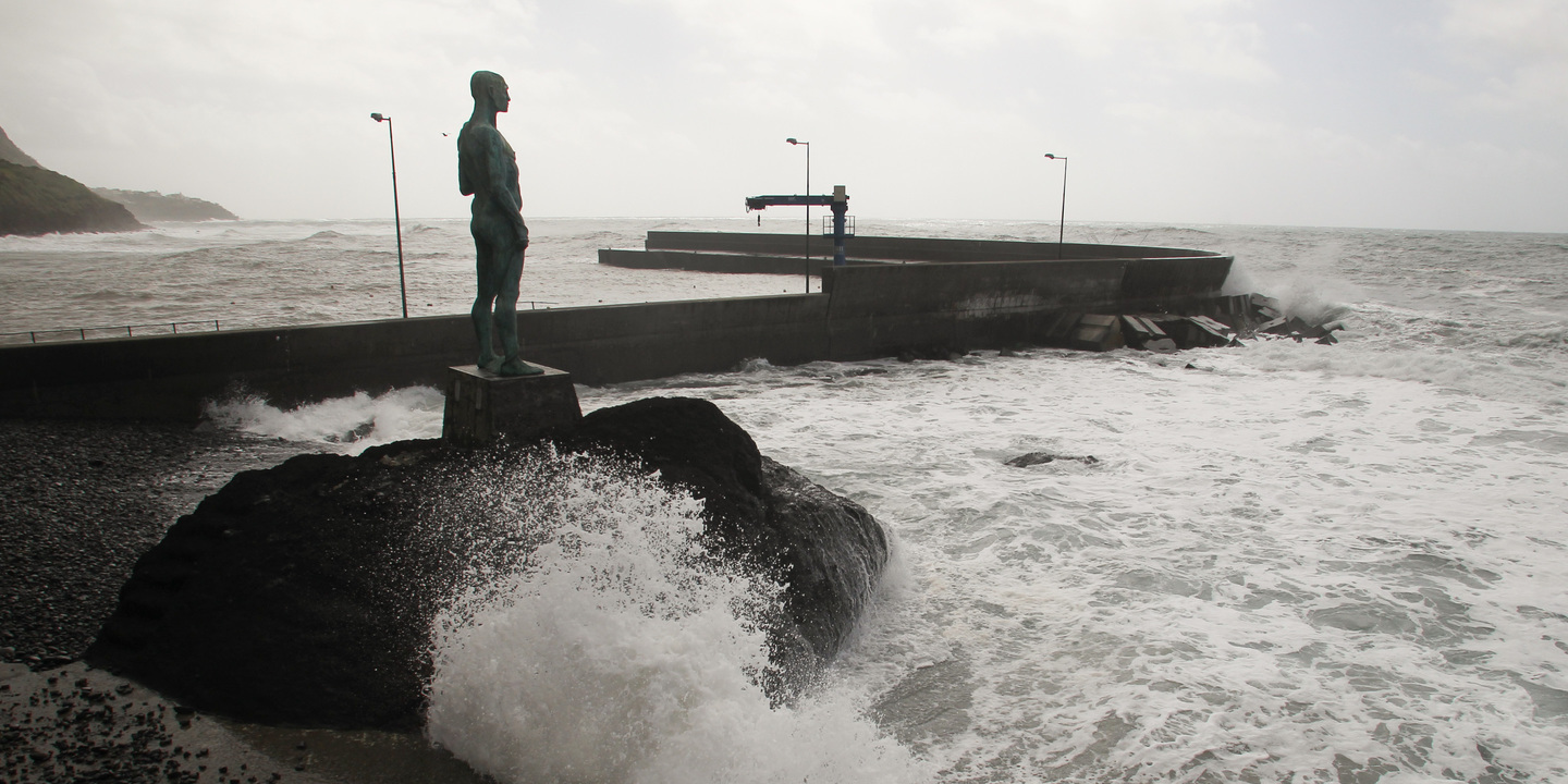 Capitania do Funchal resgata homem arrastado para o mar no Paul do Mar