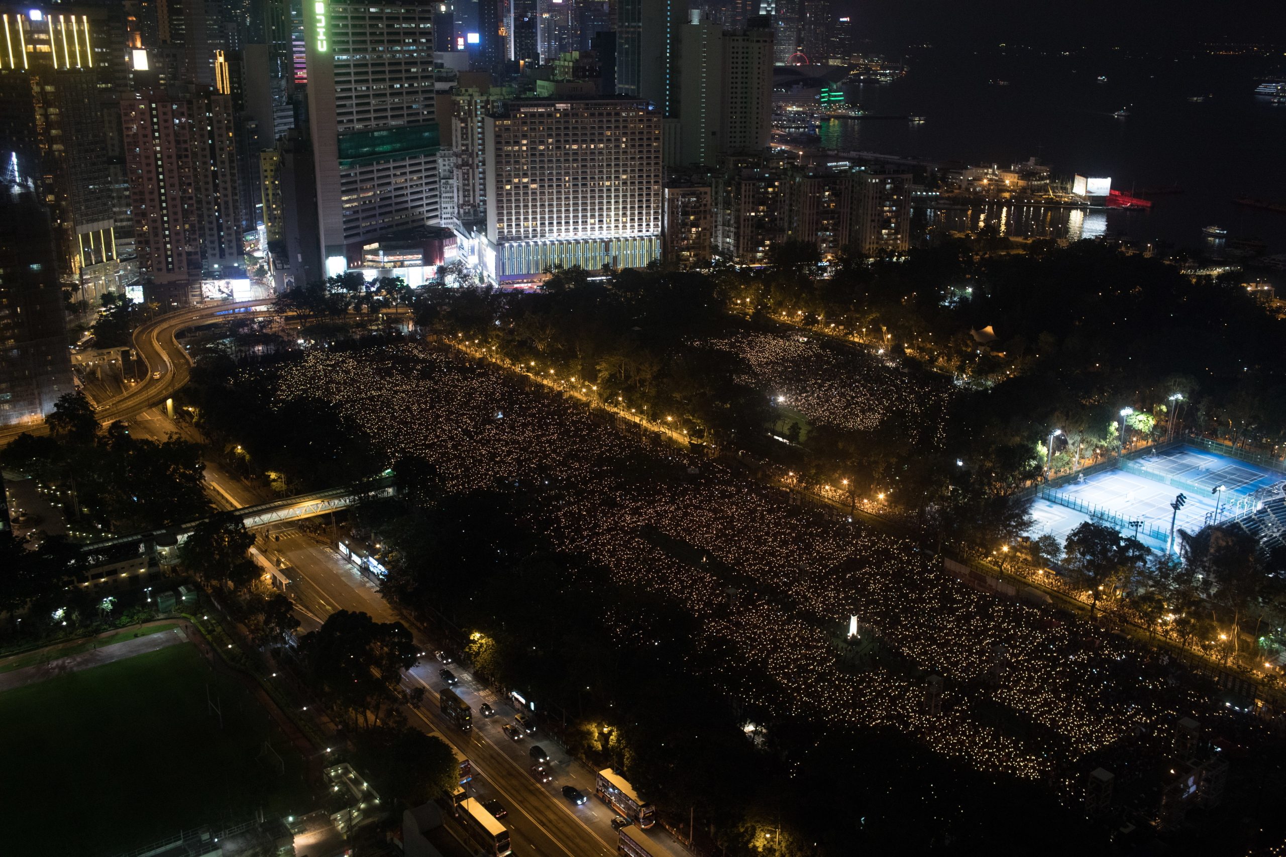 Mais de cem mil manifestantes em Hong Kong e duzentos em Macau recordaram massacre de Tiananmen