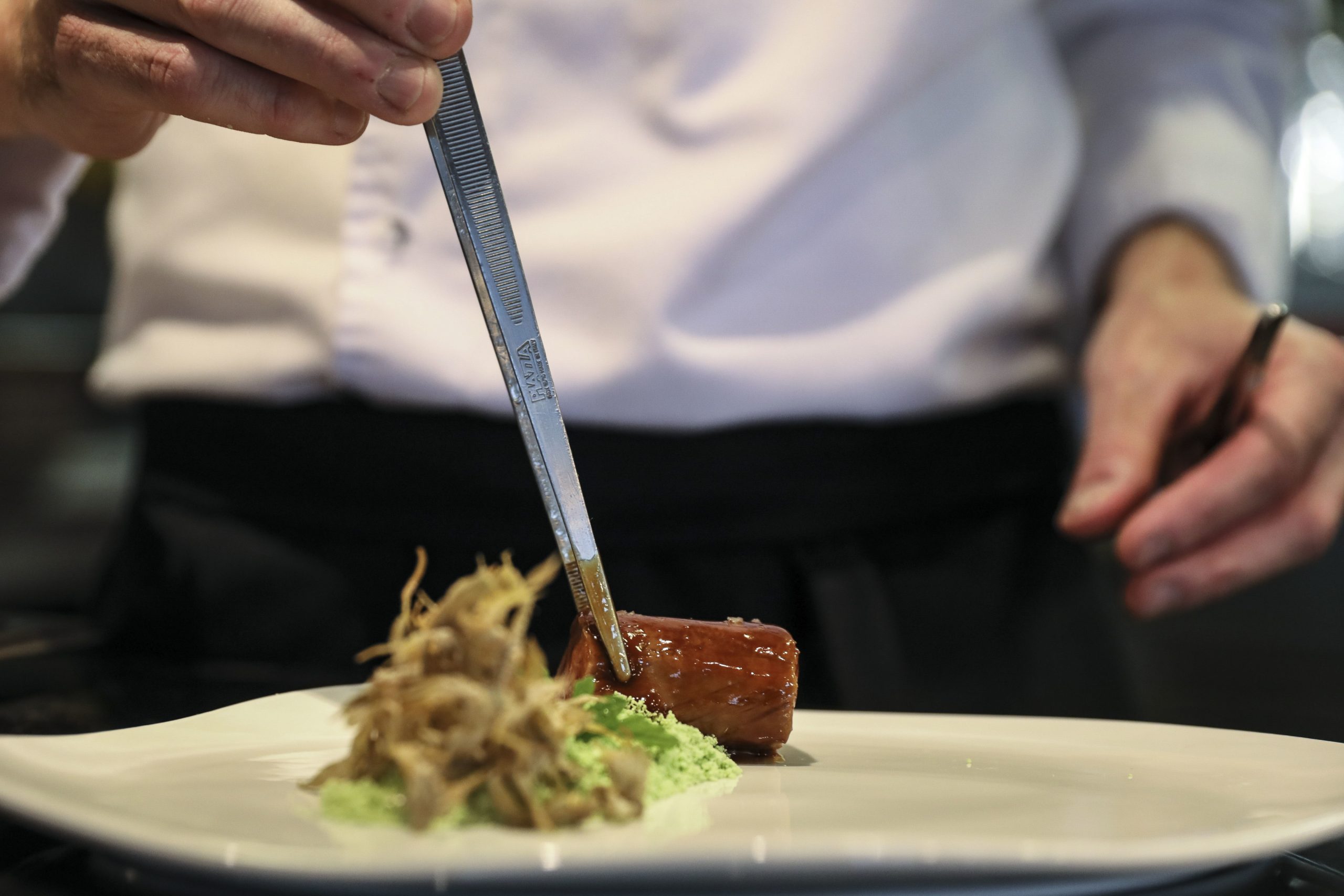 Restaurantes. Faturam metade, mas há quem mantenha a abertura de novos espaços. Mas também se pede a descida do IVA e o adiamento da eliminação do plástico