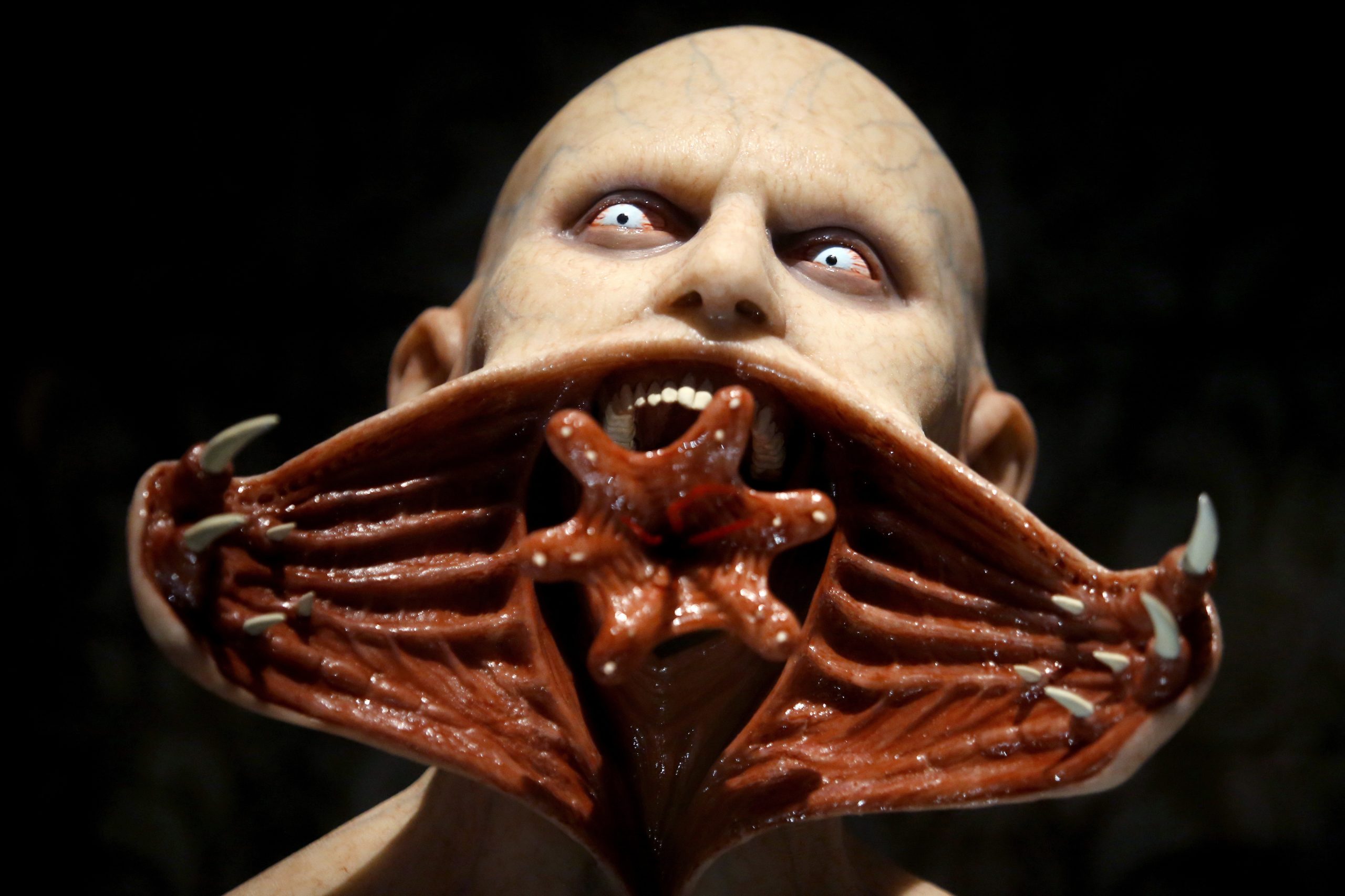 “Em casa com os meus monstros”: Adereços do mundo fantástico de Guillermo del Toro estão em exibição na sua cidade natal