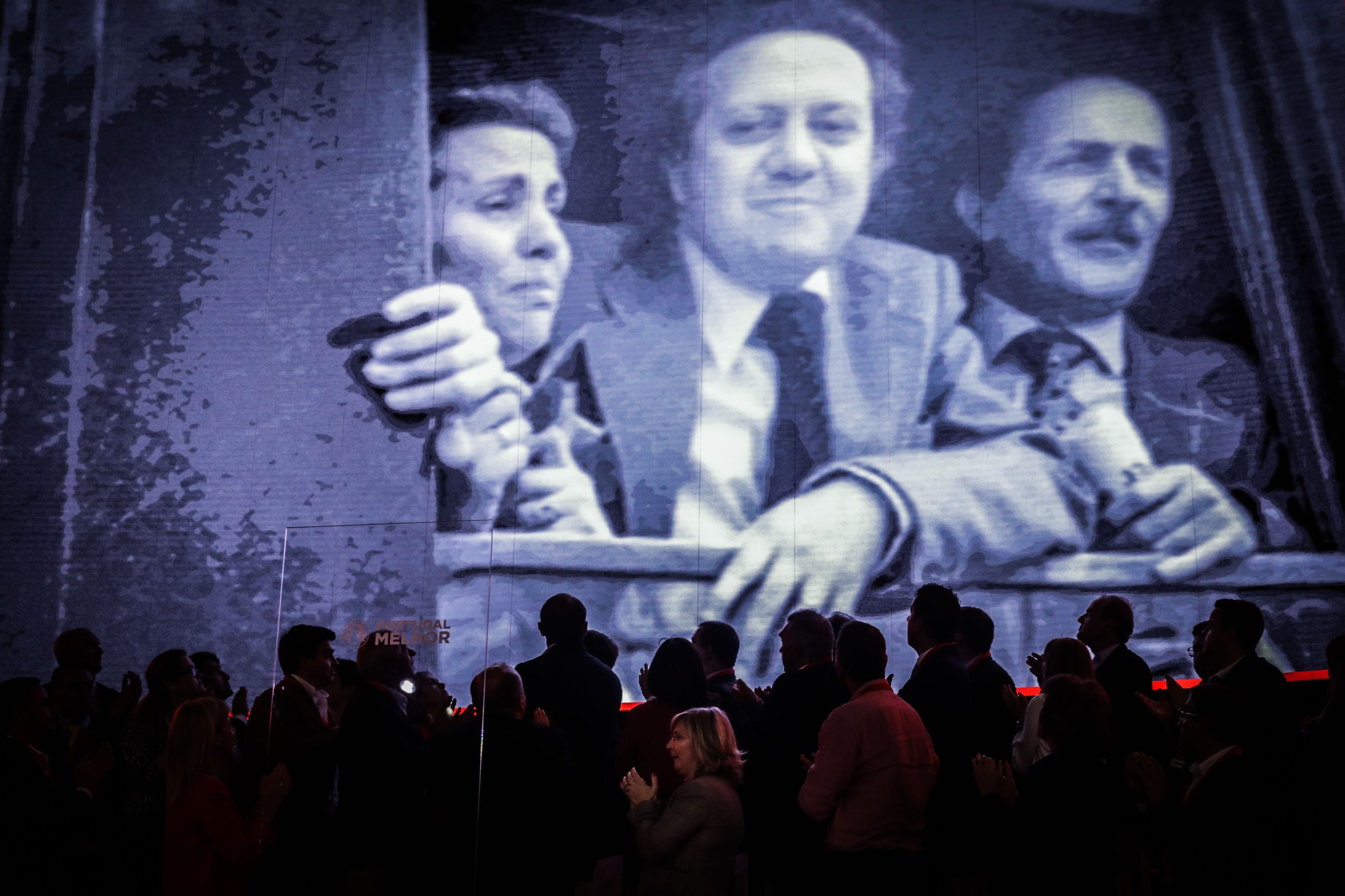 Deputados do PS indignados por subir a plenário petição contra Mário Soares