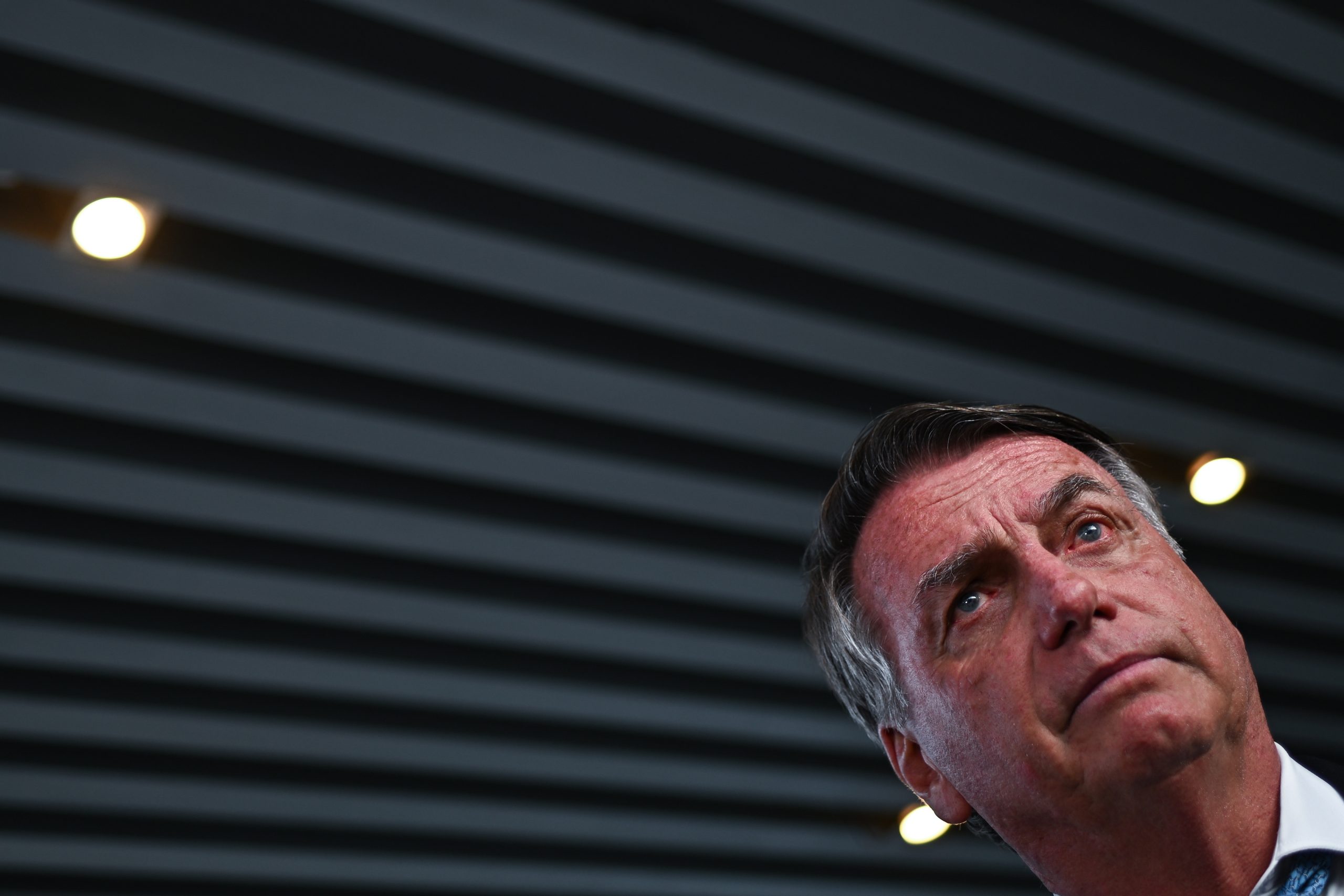 Bolsonaro começa a alimentar-se por via oral após quase três semanas no hospital