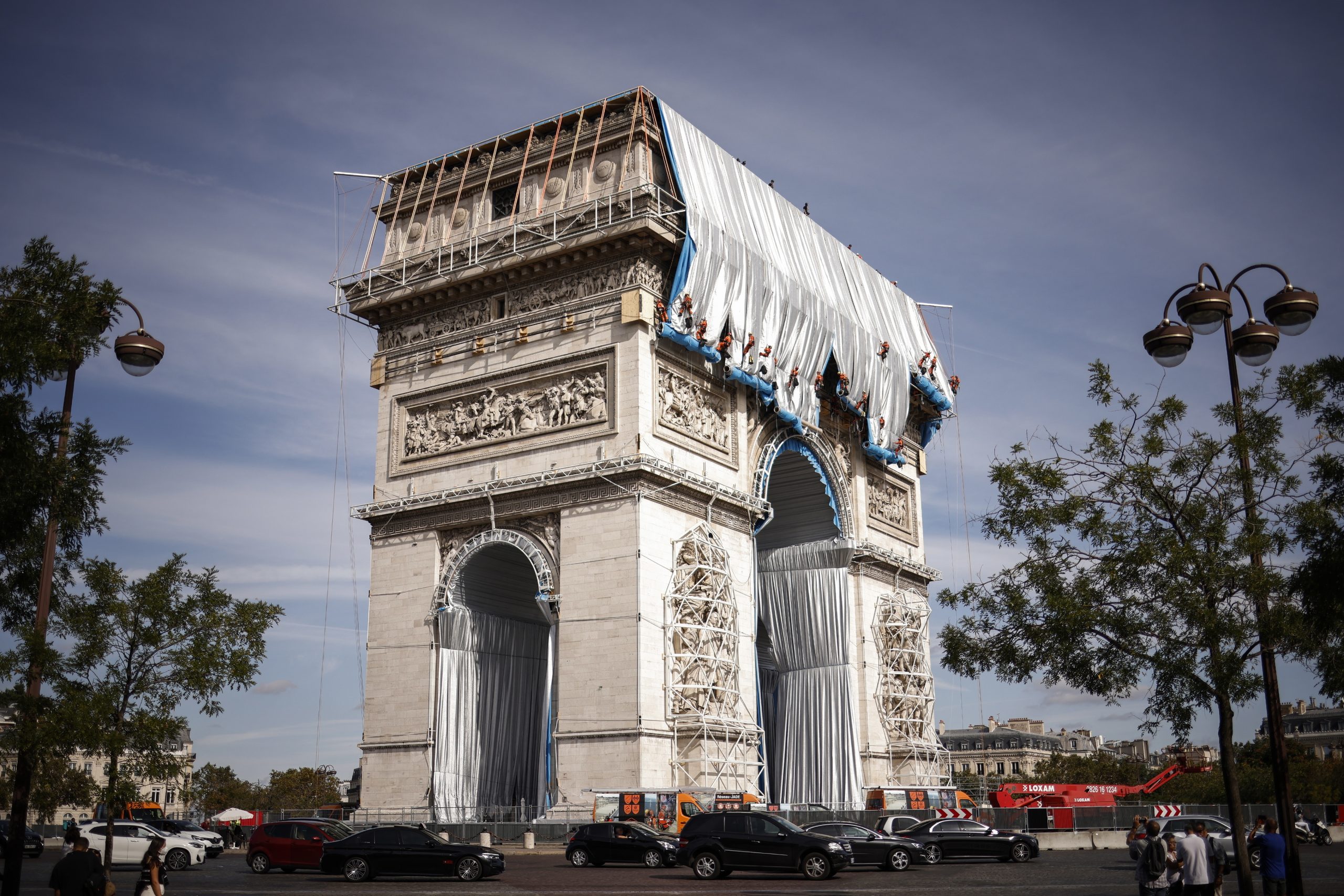 O último embrulho. Arco do Triunfo começa a ser coberto em obra póstuma de Christo