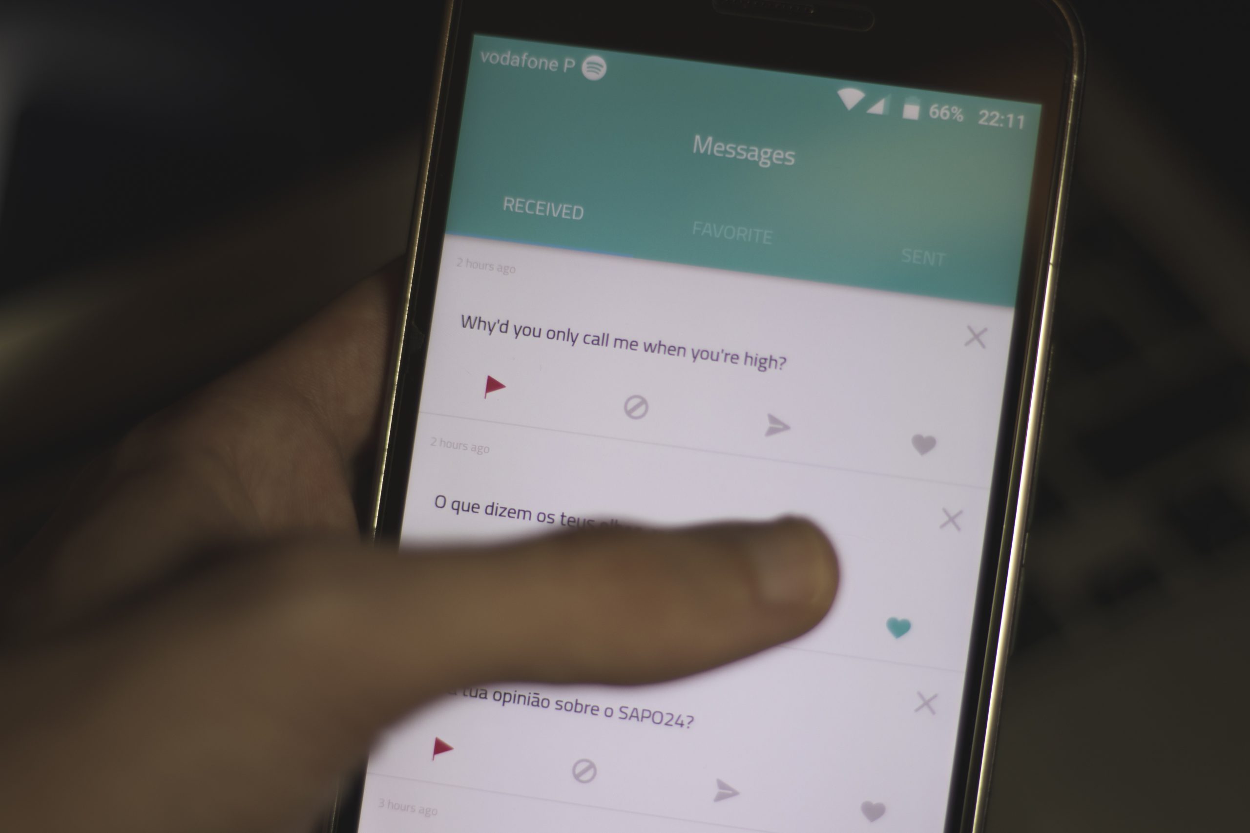 Sarahah. Ou como os jovens abrem a porta a estranhos para ver o que eles veem