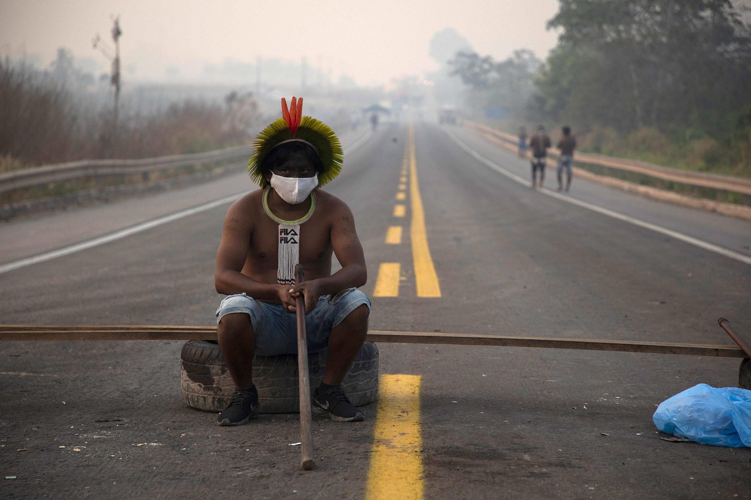 Covid-19: Indígenas do Brasil retomam bloqueio em estrada e pedem ajuda contra a doença