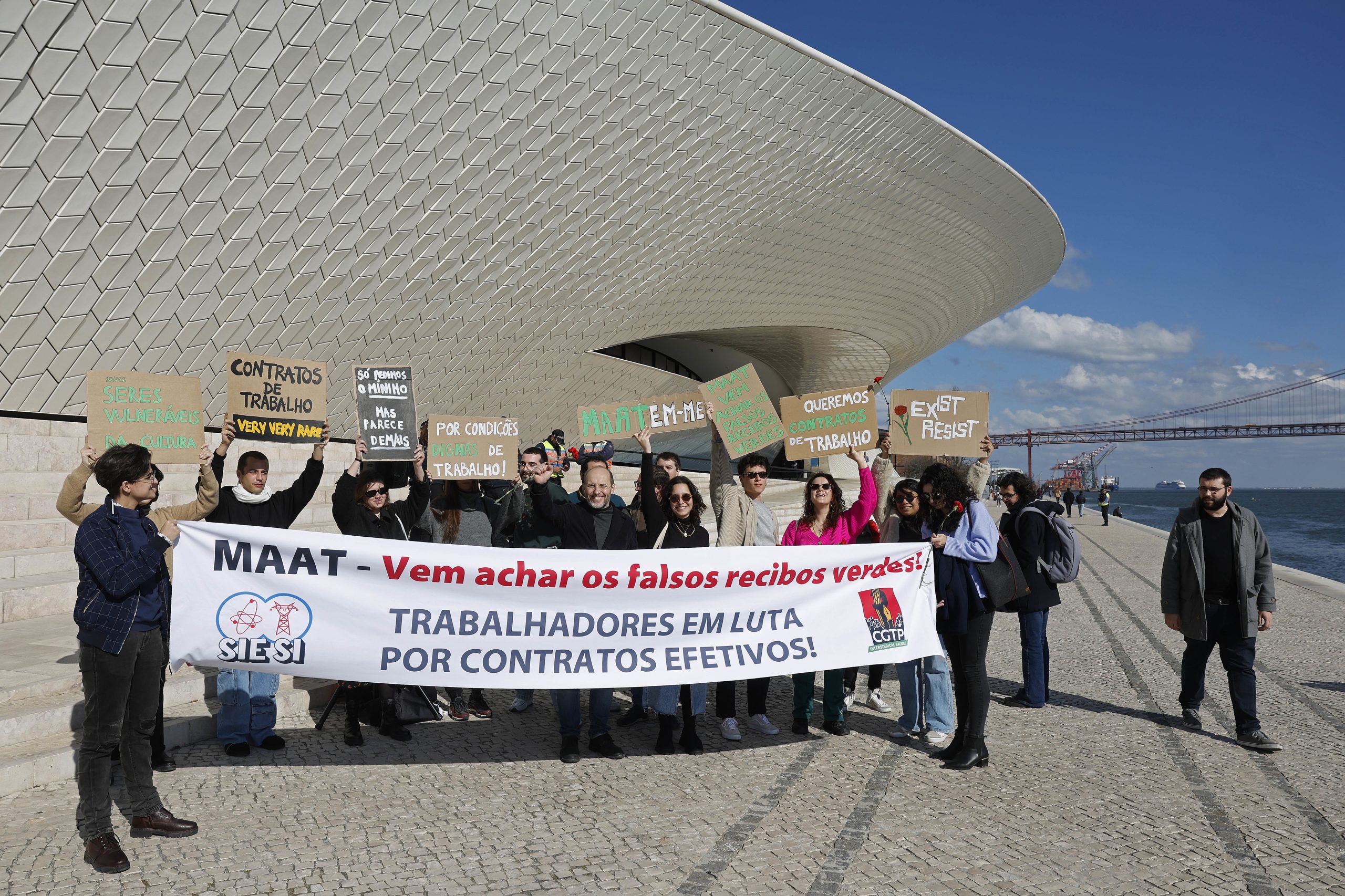 Assistentes de sala do MAAT protestam por contratos de trabalho efetivo