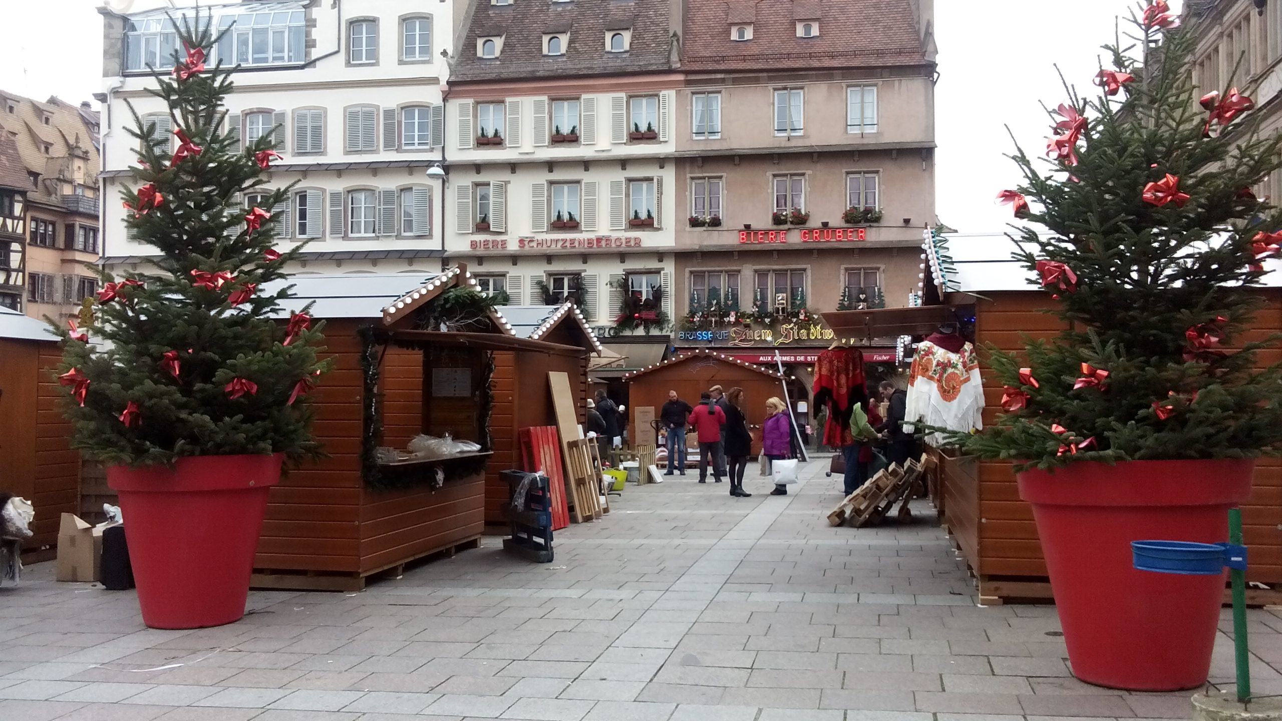 Estrasburgo sitiado. E hoje abriu o mercado de Natal em que Portugal é o país convidado