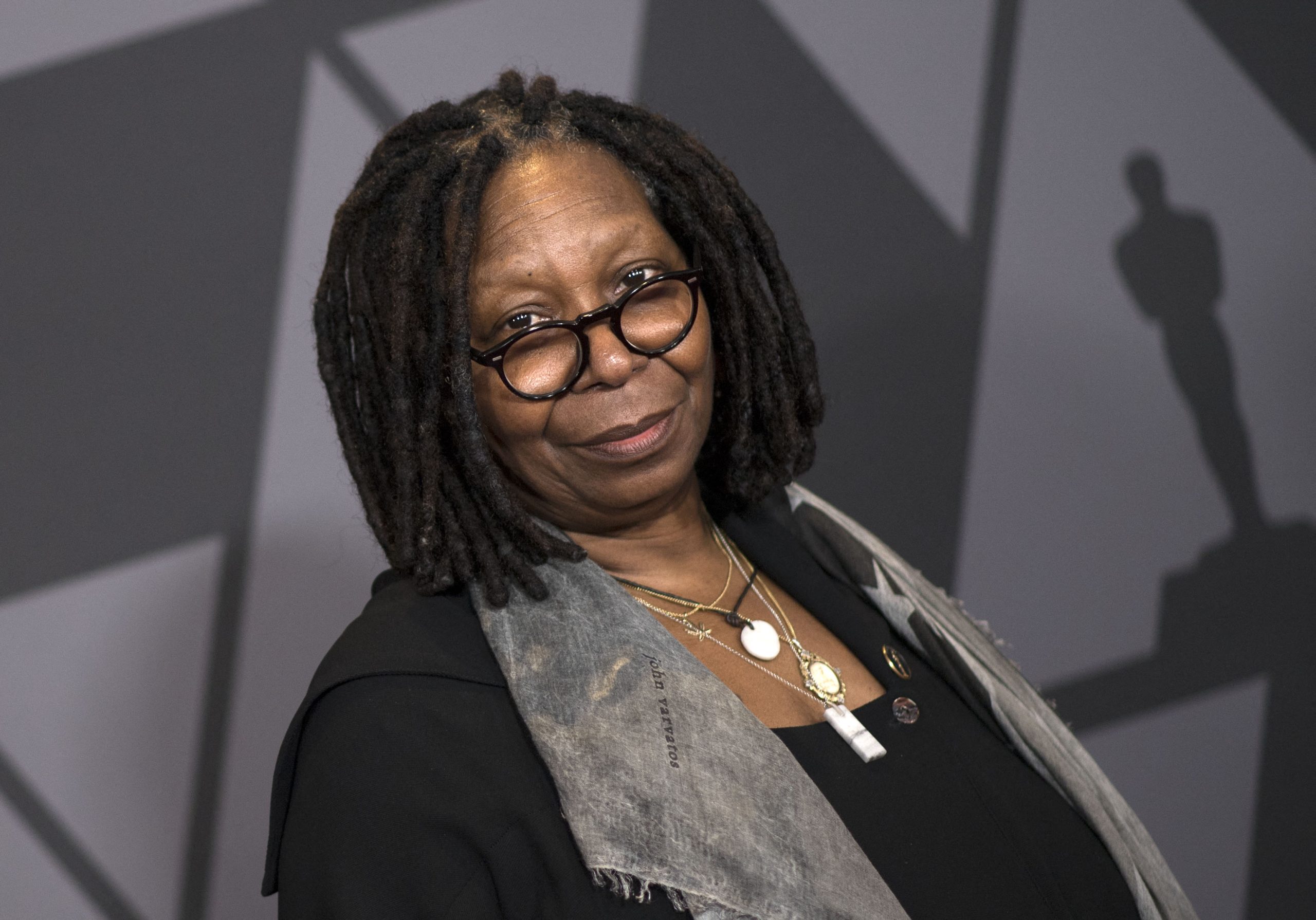 Whoopi Goldberg é suspensa da ABC News depois de afirmar que “o holocausto não foi uma questão de raça”