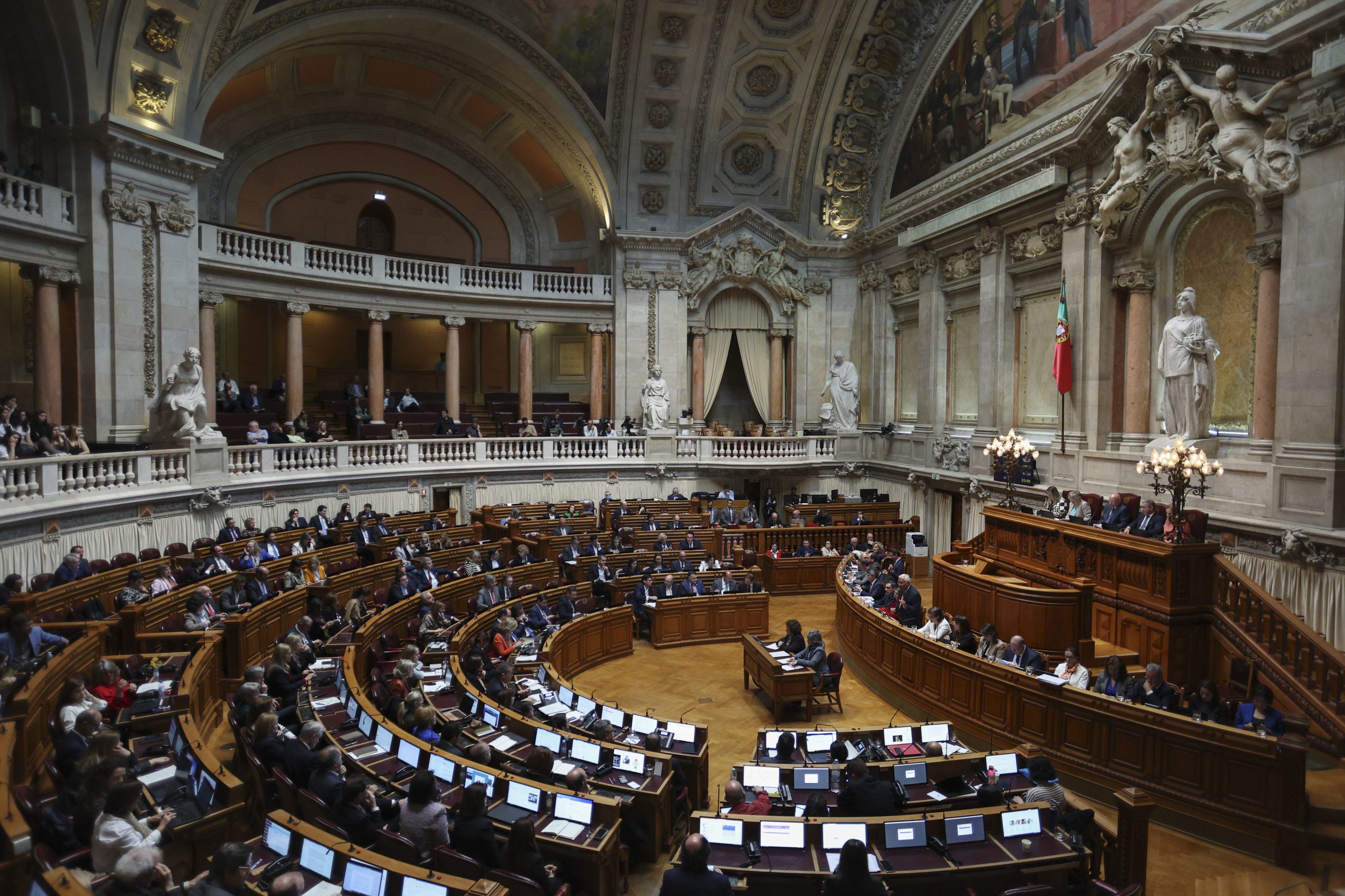 Parlamento aprova por unanimidade audição ao SIRP e ao SIS sobre computador do ex-adjunto de João Galamba