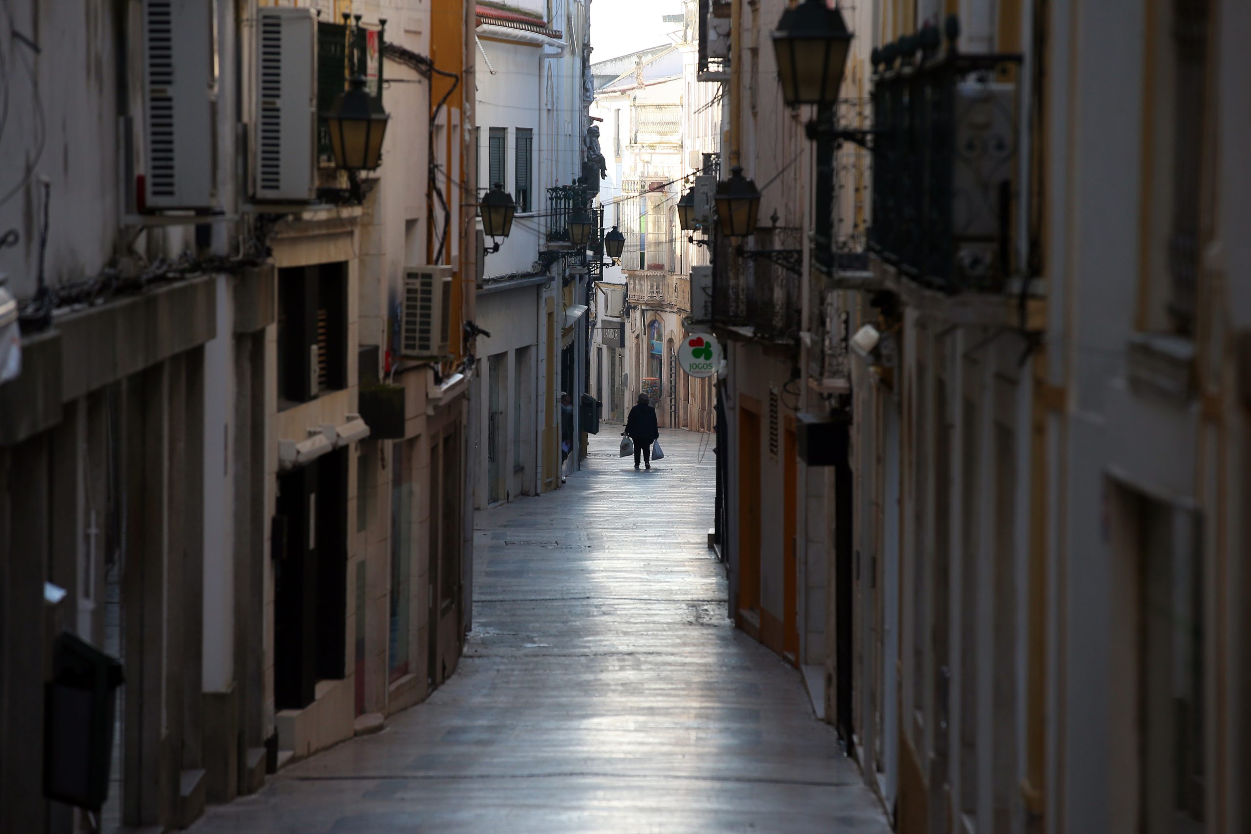 Número de novos casos está a descer a um “ritmo bastante bom”, afirma epidemiologista