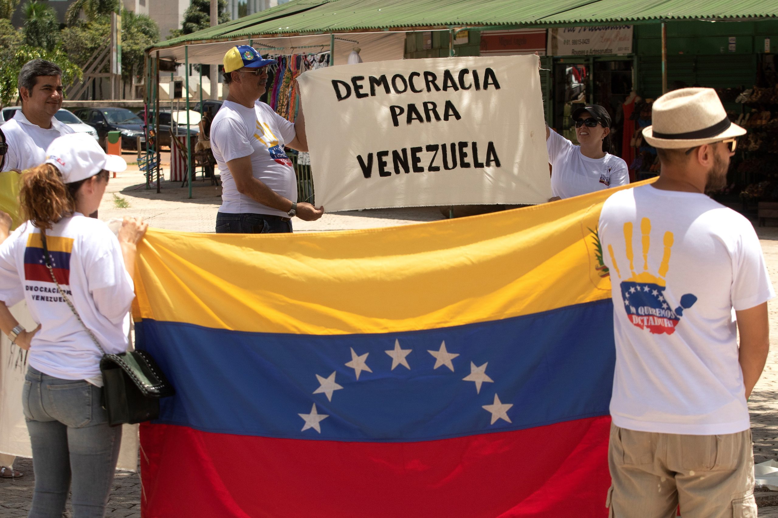 Venezuelanos feridos internados no Brasil após confrontos com militares
