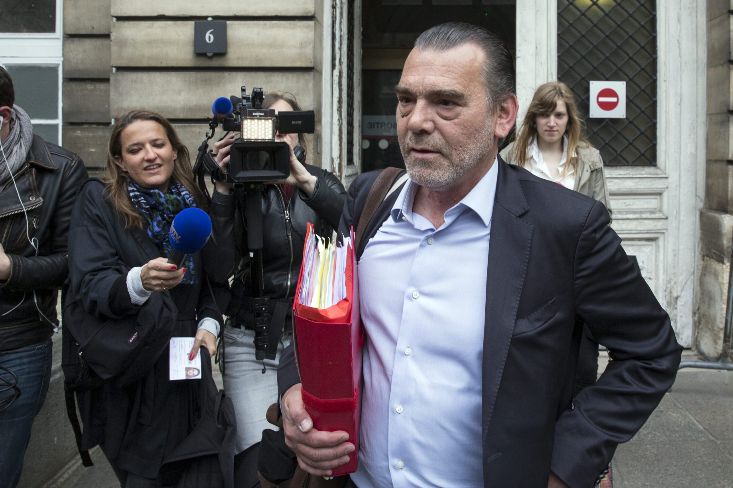 Advogados abandonam defesa de principal suspeito do 13 de novembro em Paris
