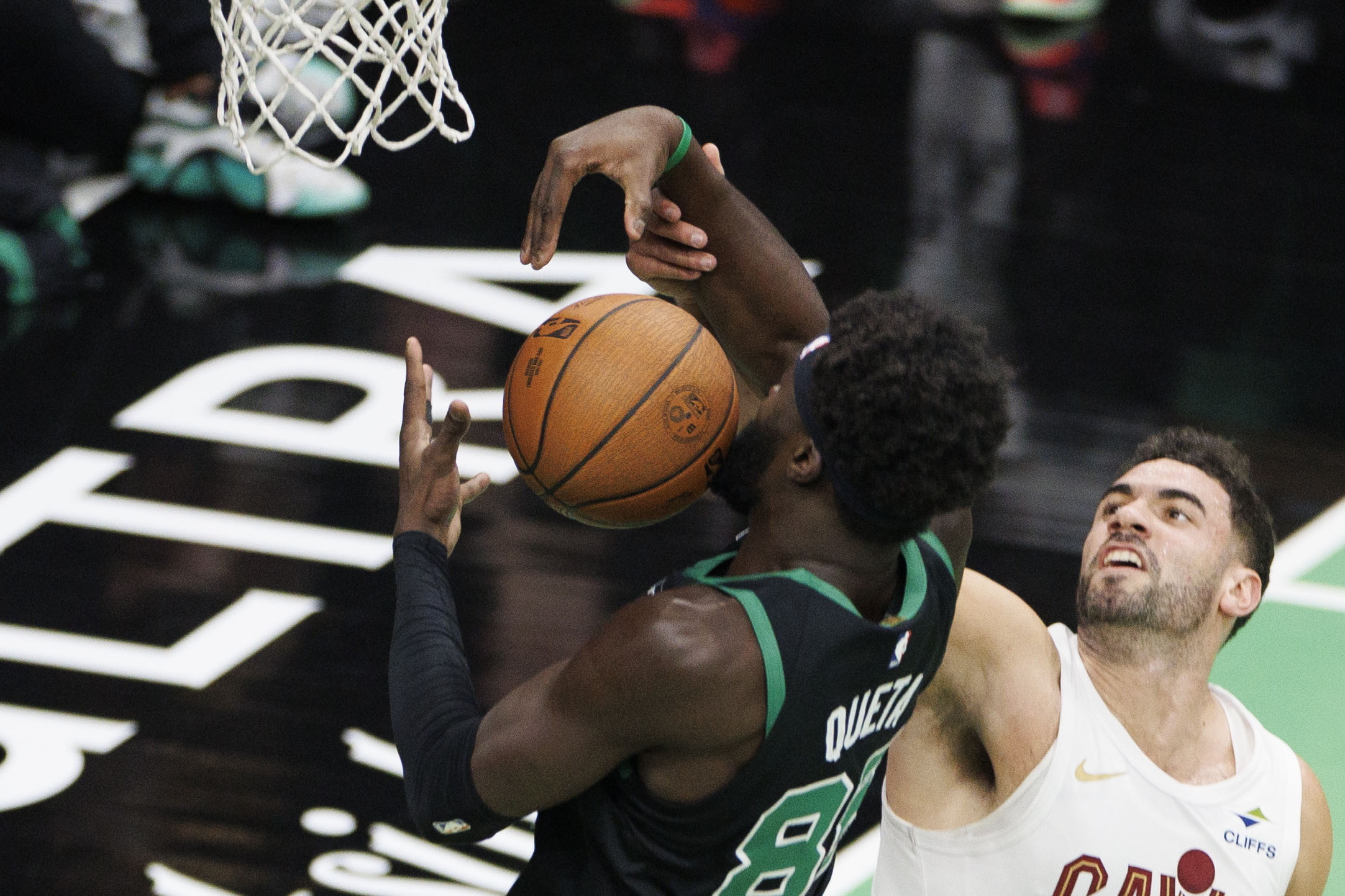 Celtics e Neemias acabam com invencibilidade dos ‘Cavs’ na NBA